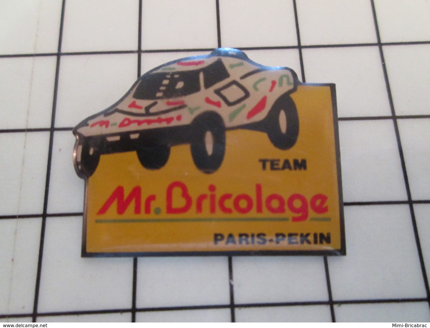 216b Pin's Pins / Beau Et Rare / THEME : SPORTS / AUTOMOBILE RALLYE PARIS PEKIN TEAM Mr BRICOLAGE BUGGY - Car Racing - F1