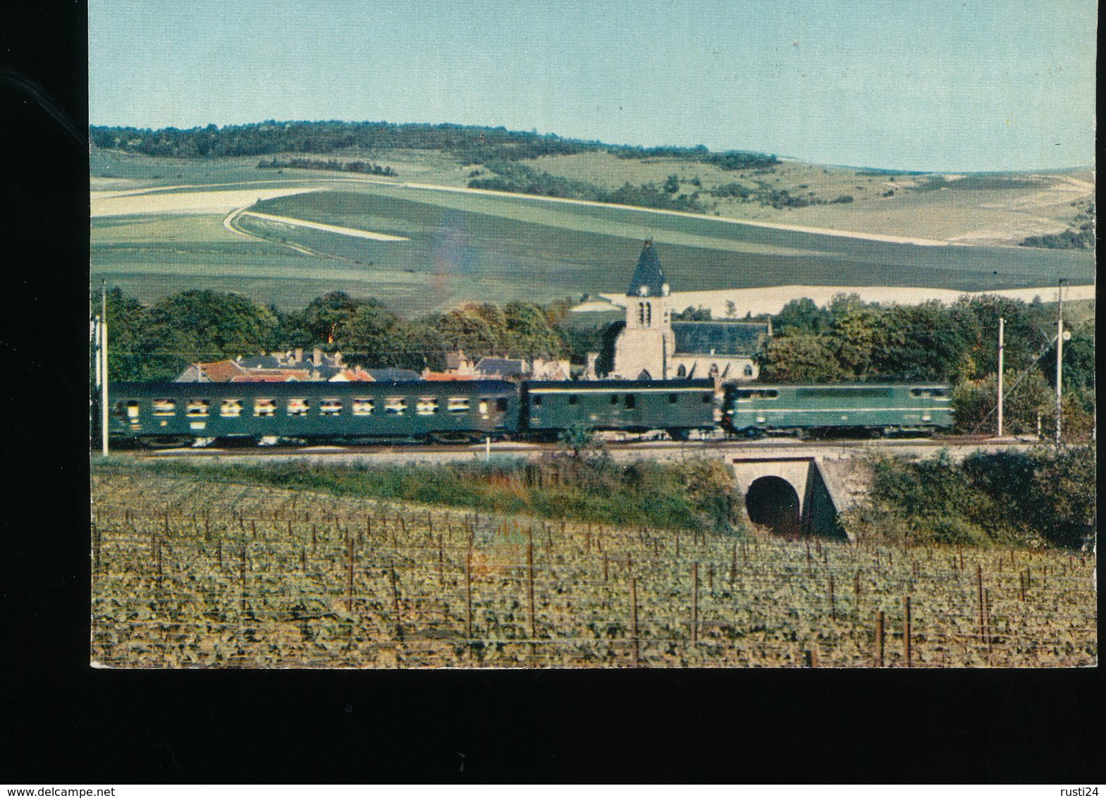 Le 204 , Franchissant La Montagne De Reims Traverse Le Vignoble Champenois A Avenay - Eisenbahnen