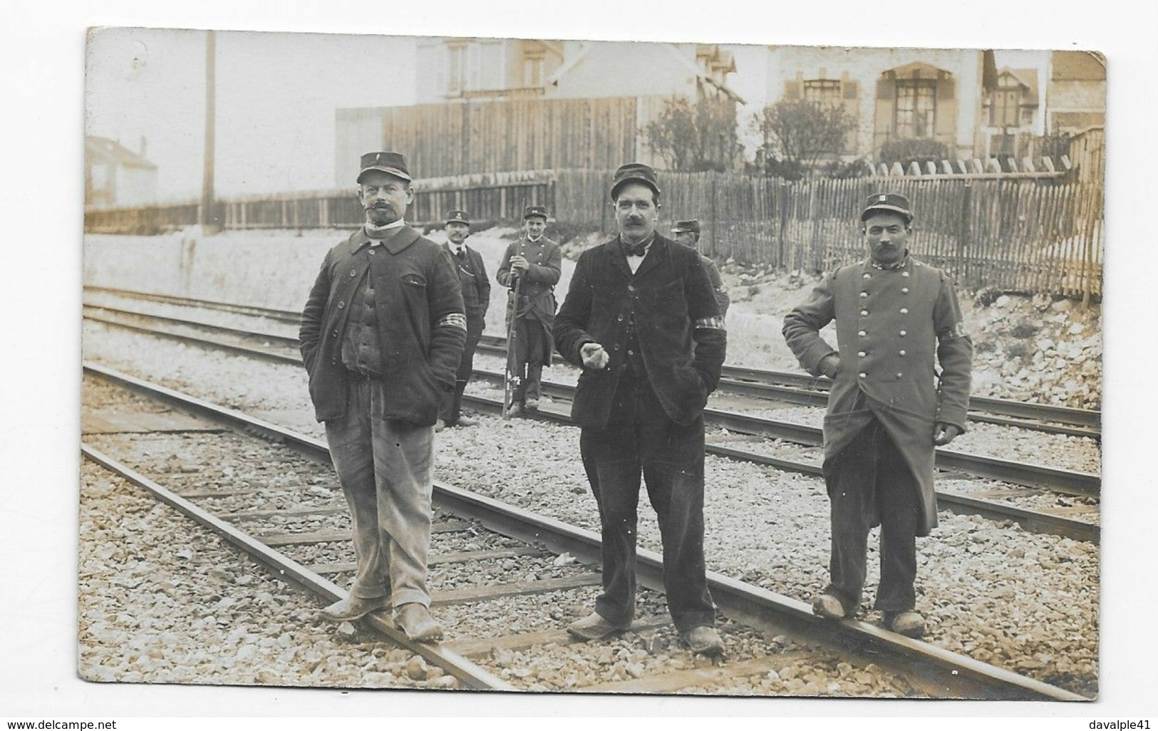 77  CARTE PHOTO LE MEE  SUR SEINE   TRANCHÉE DU CHEMIN DE FER PASSAGE A NIVEAUX  MLITAIRES 35 éme REGIMENT 2 SCANS - Le Mee Sur Seine