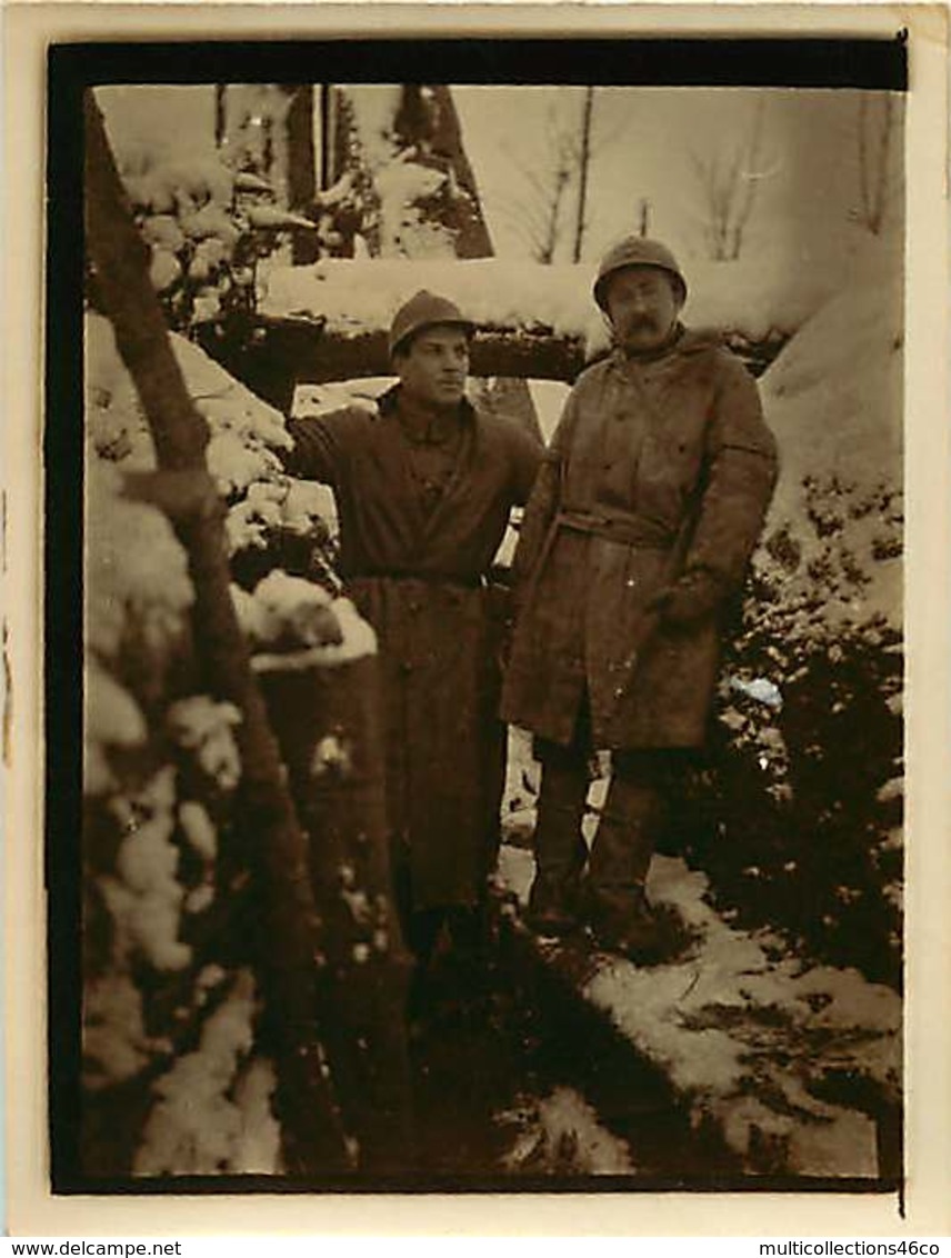 270720 - MILITARIA PHOTO GUERRE 14/18 WW1 - Groupe Poilus Dans Les Tranchées Neige Hiver Militaires Soldats - Guerra, Militares