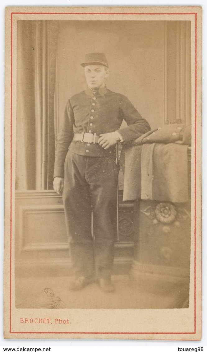 CDV Circa 1870. Portrait D'un Militaire Par Brochet à Évreux. Militaria. 26 Sur Le Col. Soldat. - Alte (vor 1900)