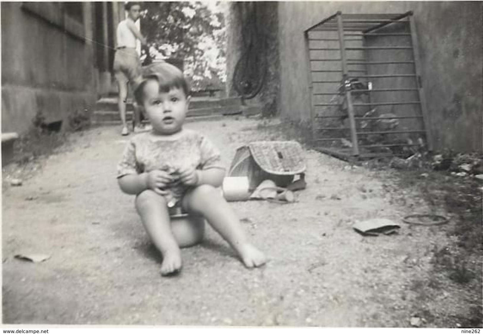 DROME VALENCE.....PHOTO  ENFANT SUR LE POT......85  X 60 - Identified Persons