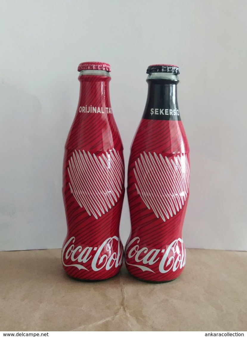 AC - COCA COLA HEARTH ILLUSTRATED SUGARLESS & ORIGINAL TASTE SHRINK WRAPPED 2 EMPTY GLASS BOTTLES & CROWN CAPSES & C - Botellas