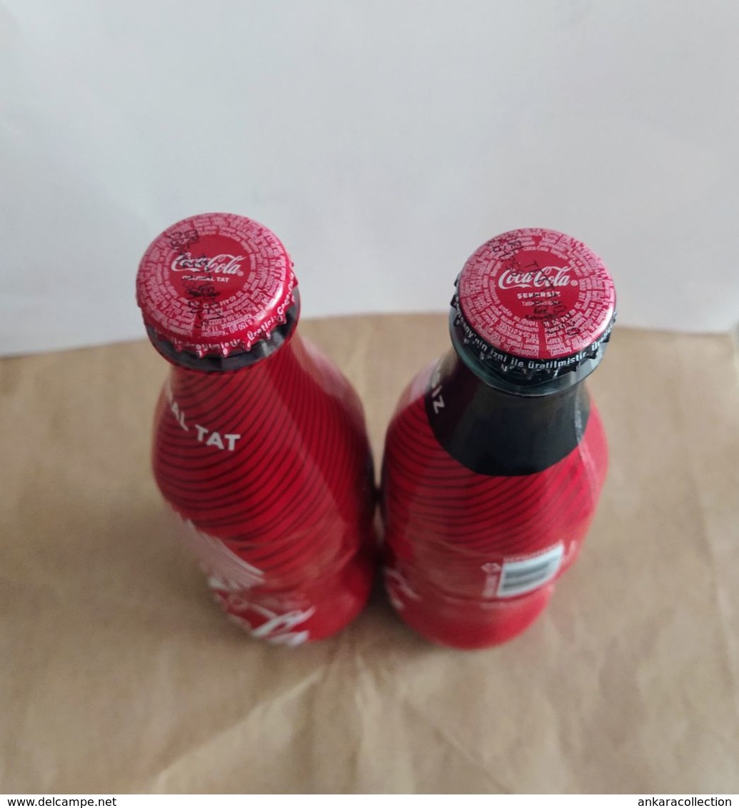 AC - COCA COLA HEARTH ILLUSTRATED SUGARLESS & ORIGINAL TASTE SHRINK WRAPPED 2 EMPTY GLASS BOTTLES & CROWN CAPSES & C - Bouteilles