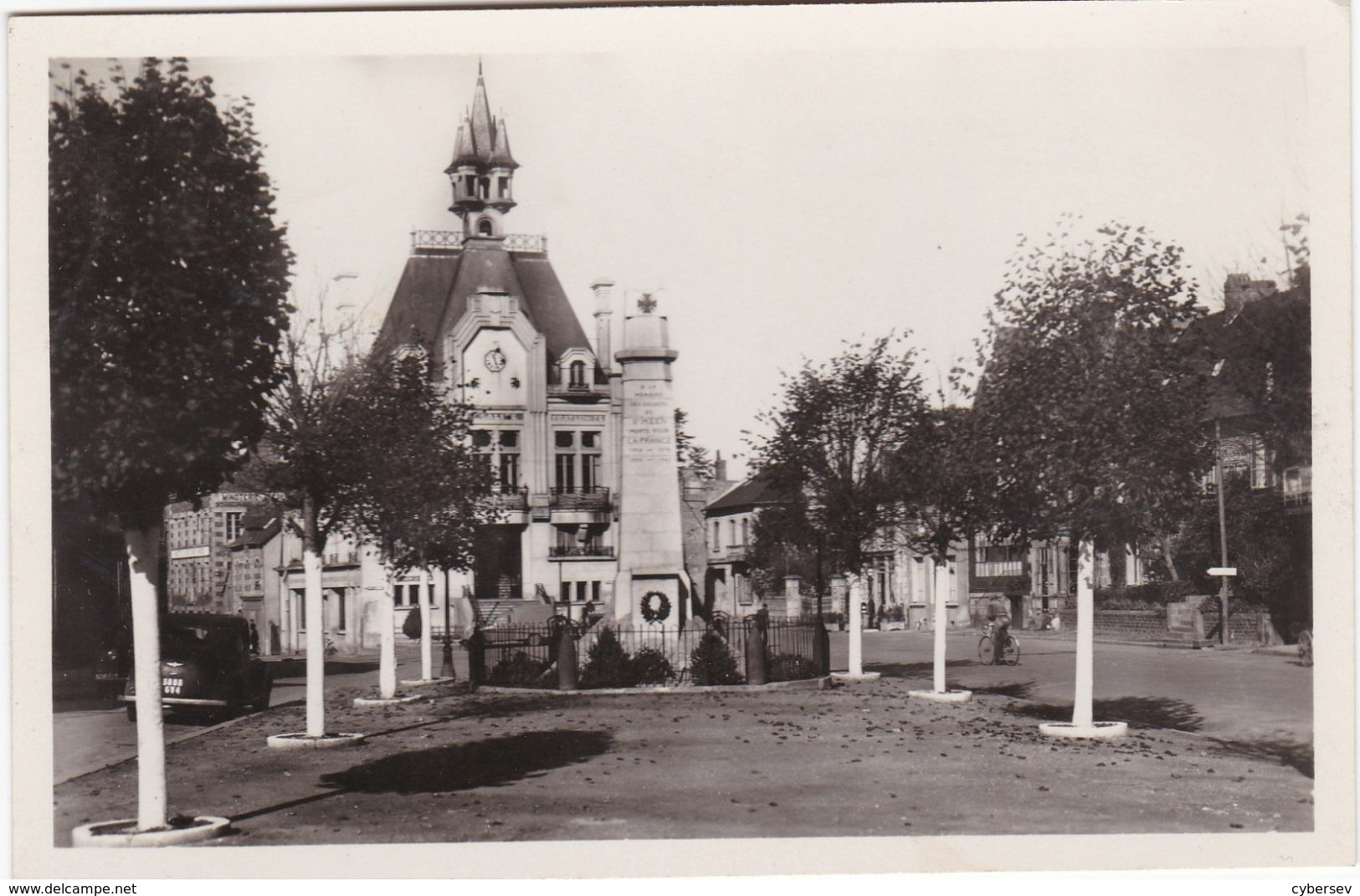 SAINT-MEEN-le-GRAND - Place De L'Hôtel De Ville Et Monument Aux Morts - Other & Unclassified