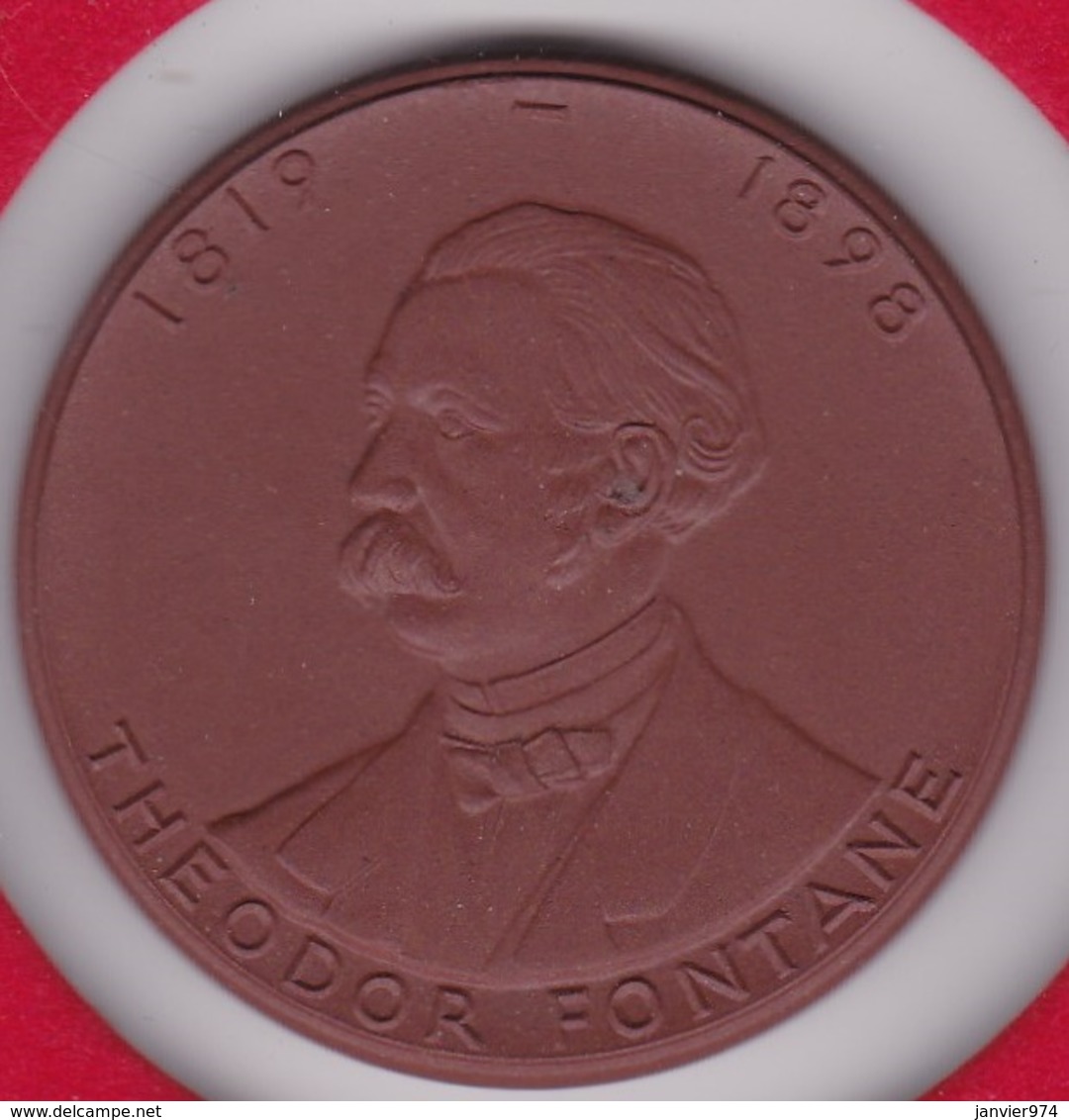 Medaille En Porcelaine. Theodor Fontane. Hugenottenmuseum Berlin - Autres & Non Classés