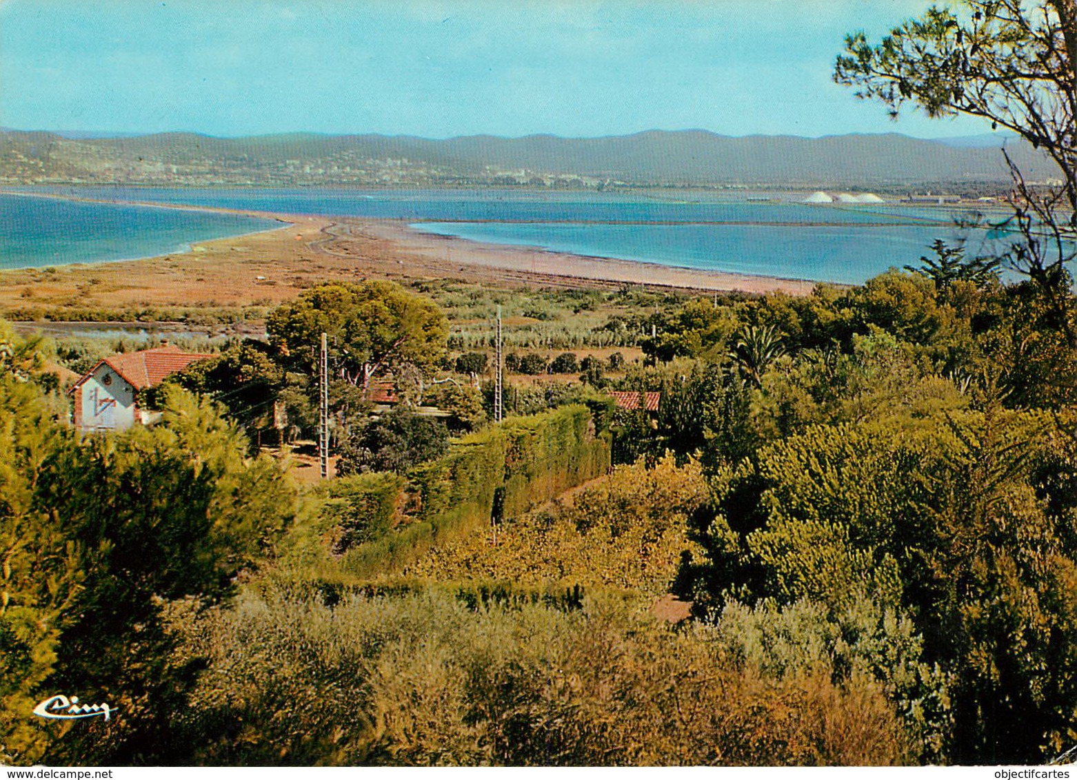 VAR  GIENS LA GRANDE PLAGE AU LOIN HYERES ET LES SALINES (scan Recto-verso) KEVREN0508 - Sonstige & Ohne Zuordnung