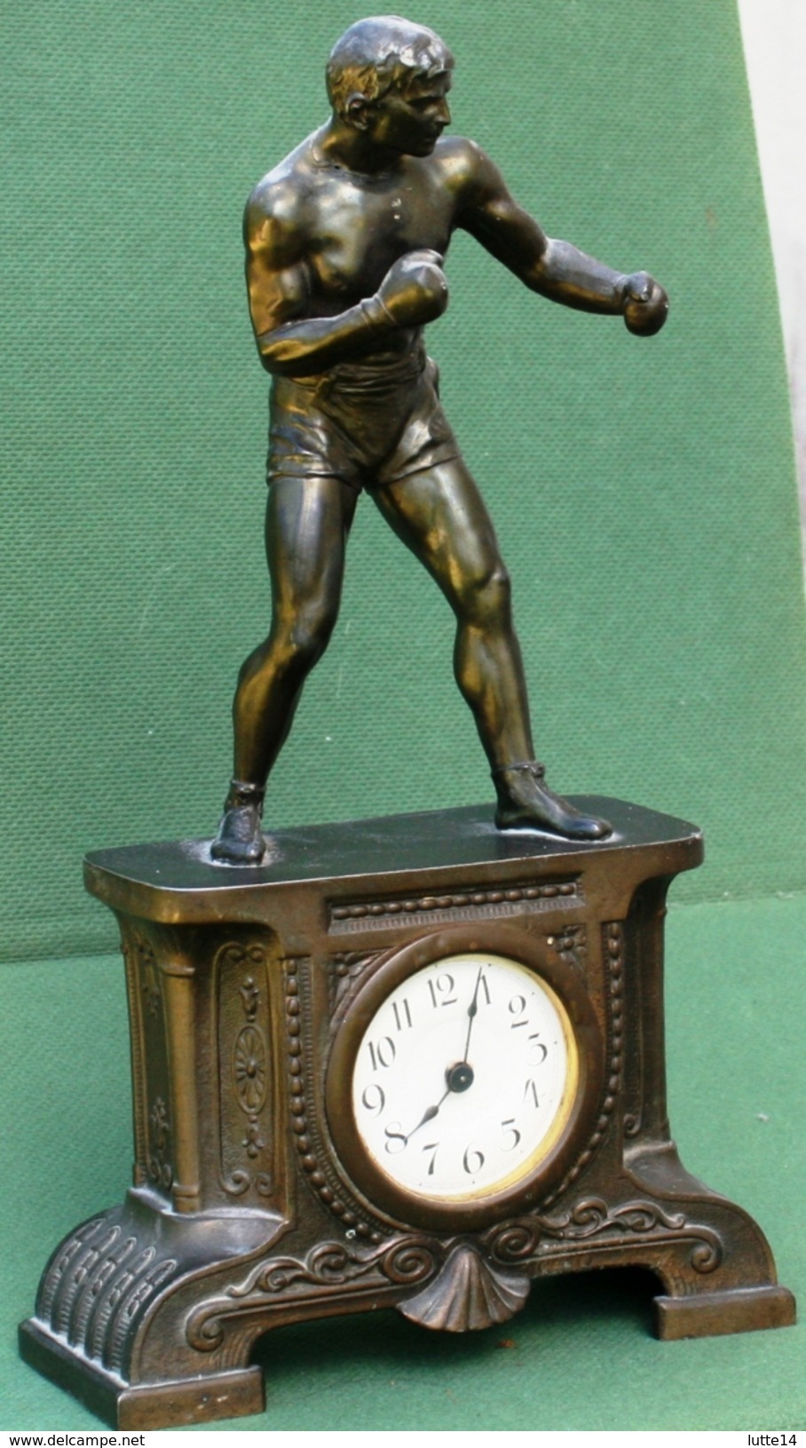 Pendule Ancienne Avec Boxeur (objet Rare) Hauteur 38 Cm, Largeur 21 Cm, Profondeur 9,5 Cm Sport Boxe - Horloges