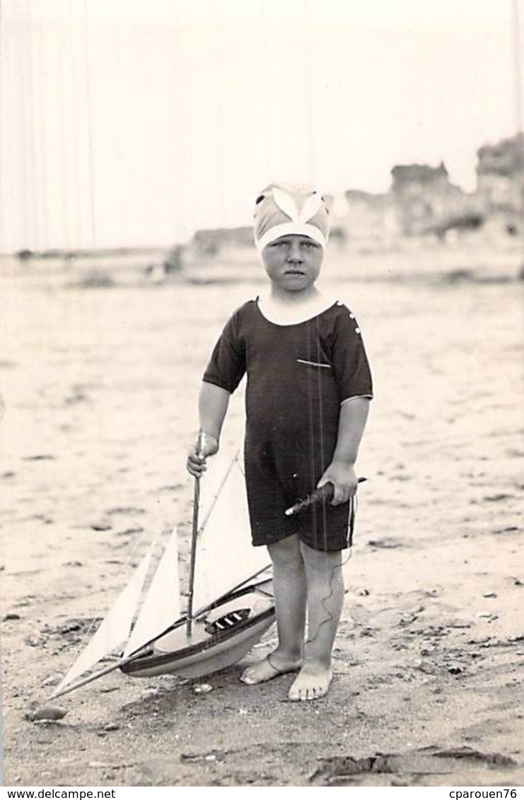 CARTE PHOTO ENFANT EN MAILLOT DE BAIN AVEC PETIT BATEAU EN BOIS PLAGE VERS 1920 - Escenas & Paisajes