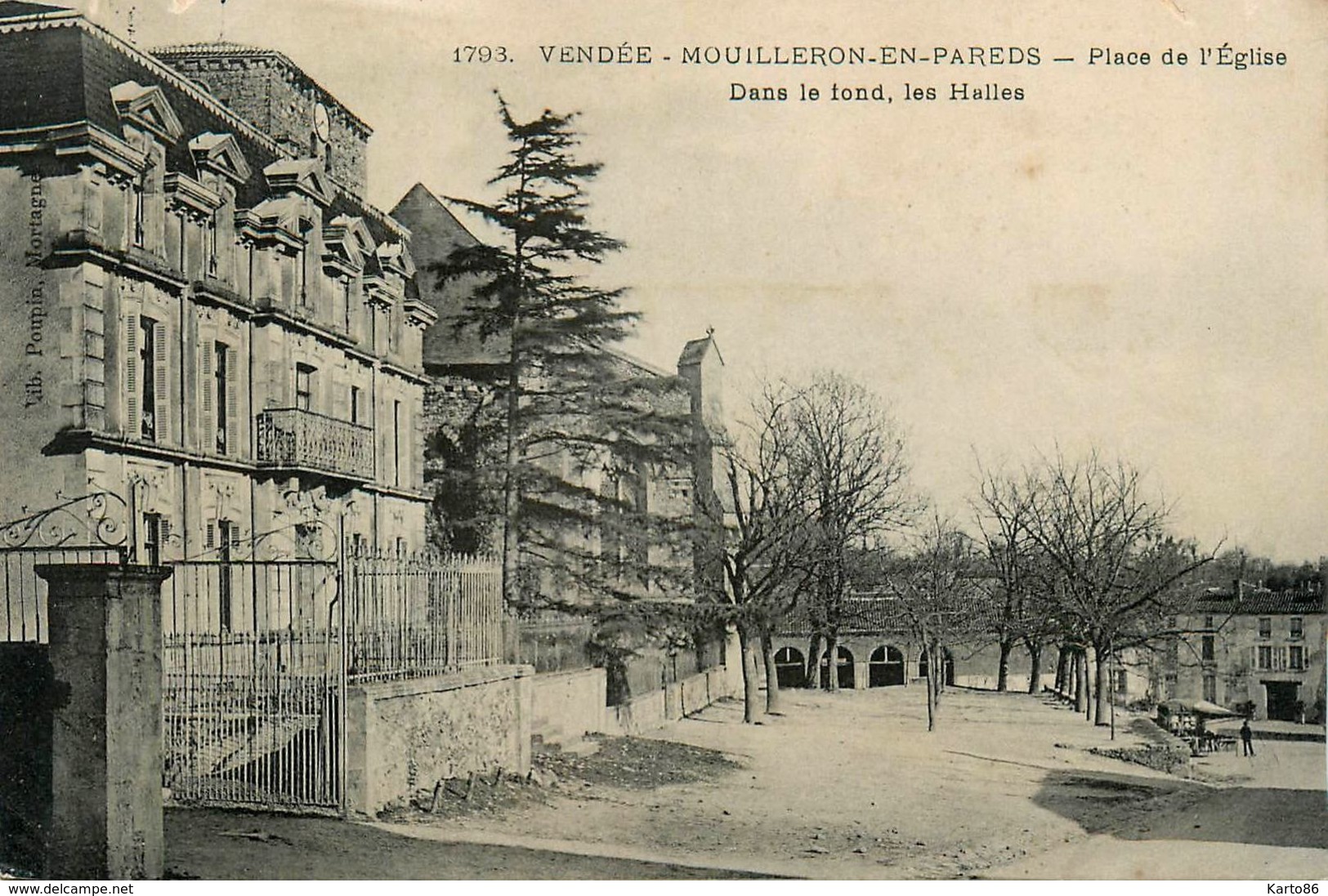 Mouilleron En Pareds * Place De L'église * Dans Le Fond , Les Halles - Mouilleron En Pareds