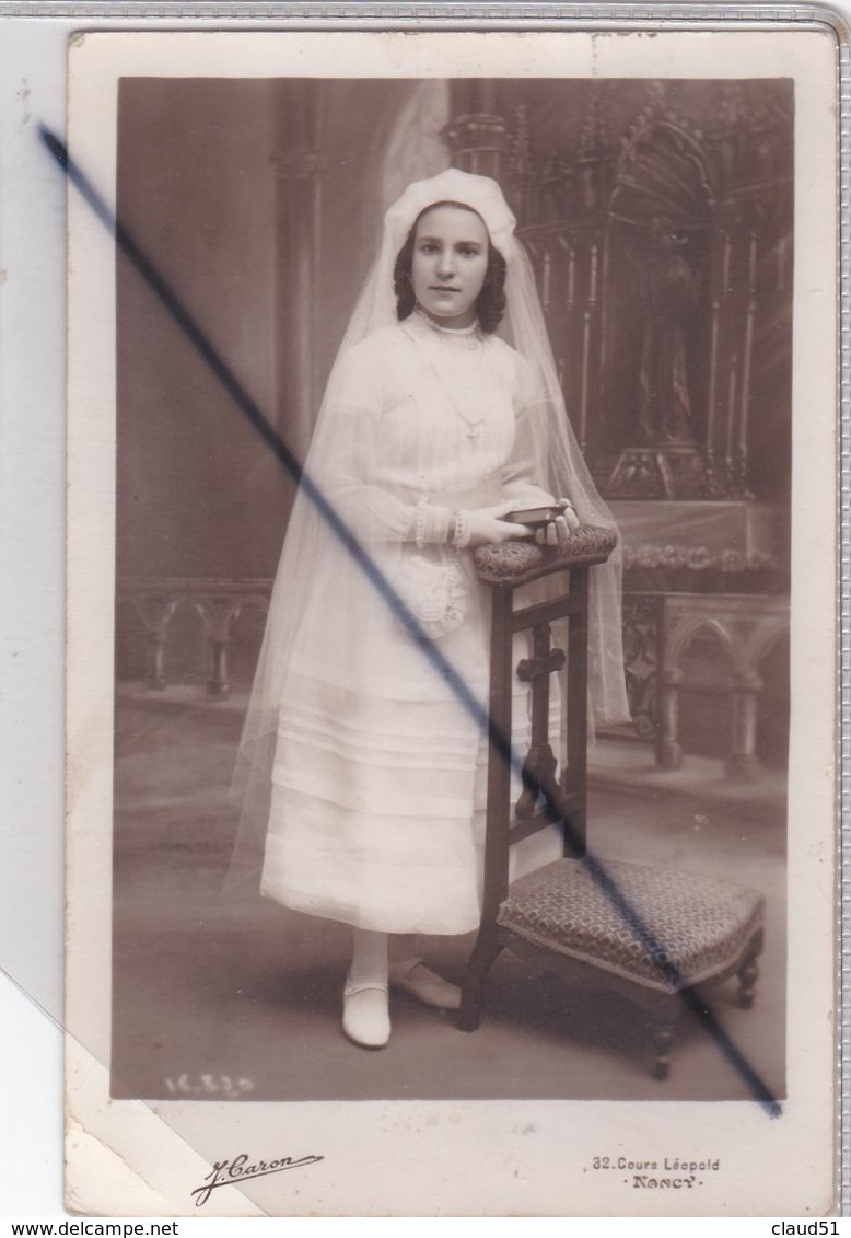 Carte Photo : Jeune Fille En Communiante(Lucienne Gérardin) Studio J.Caron .32, Cours Léopold . Nancy. - Identified Persons