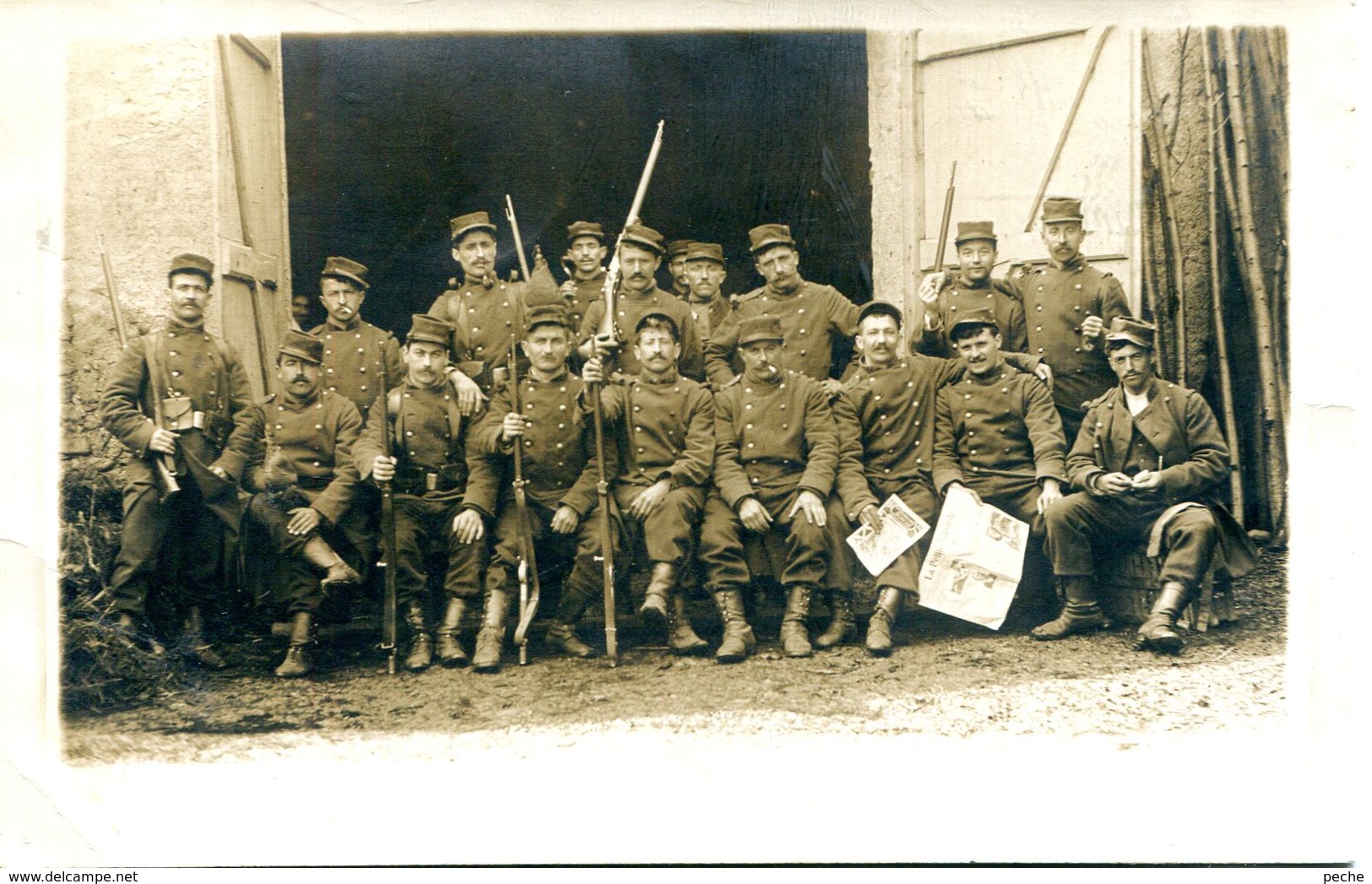 N°2428 R -carte Photo 18è Régiment Artillerie  Ou Infanterie ? Journal La Petite Gironde- - Regiments