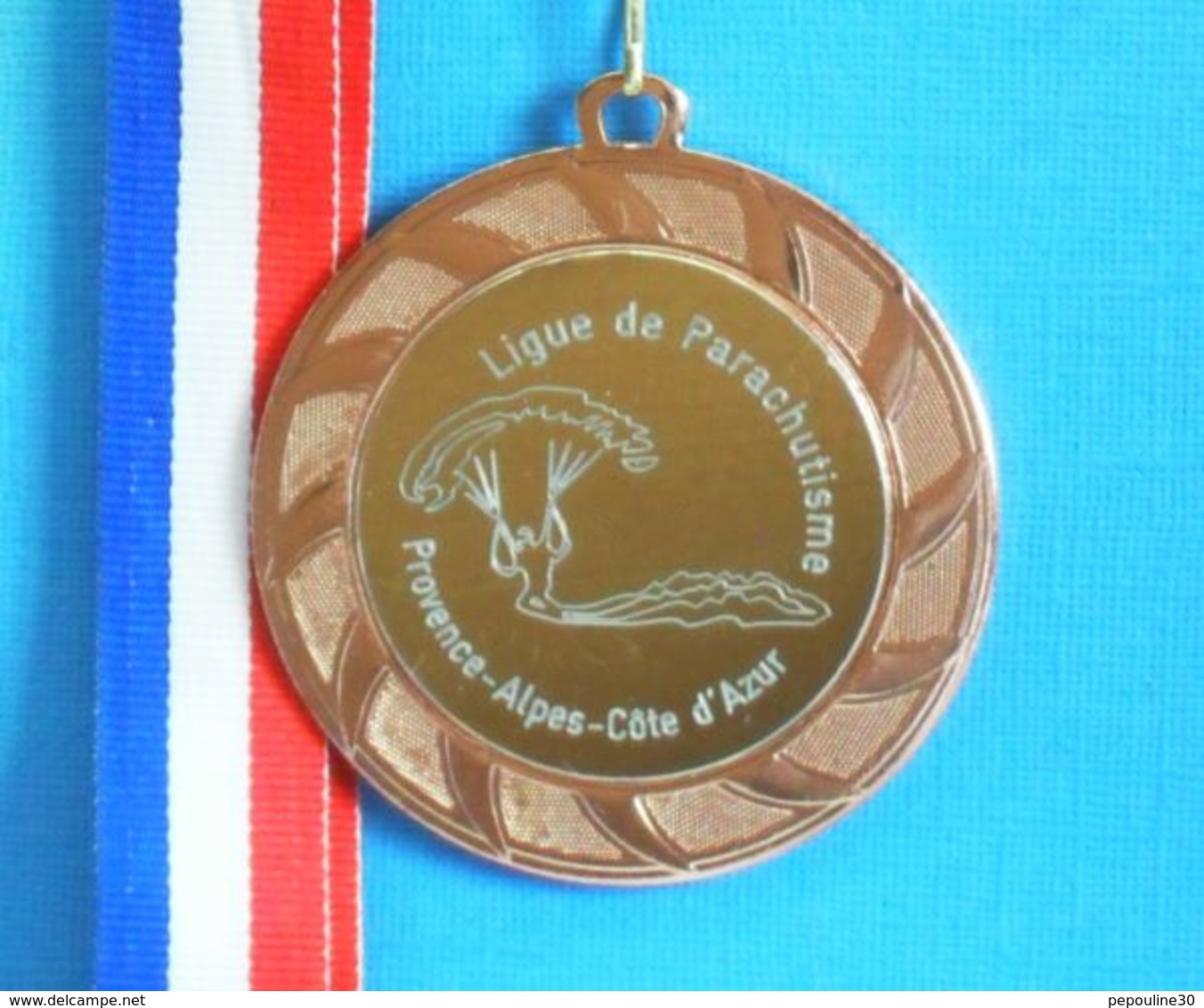 1 MEDAILLE //  ** LIGUE DE PARACHUTISME / PROVENCE-ALPES-CÔTE D'AZUR ** . (Cpe Ligue PACA 3ème PA Sportive 2020) - Parachutespringen