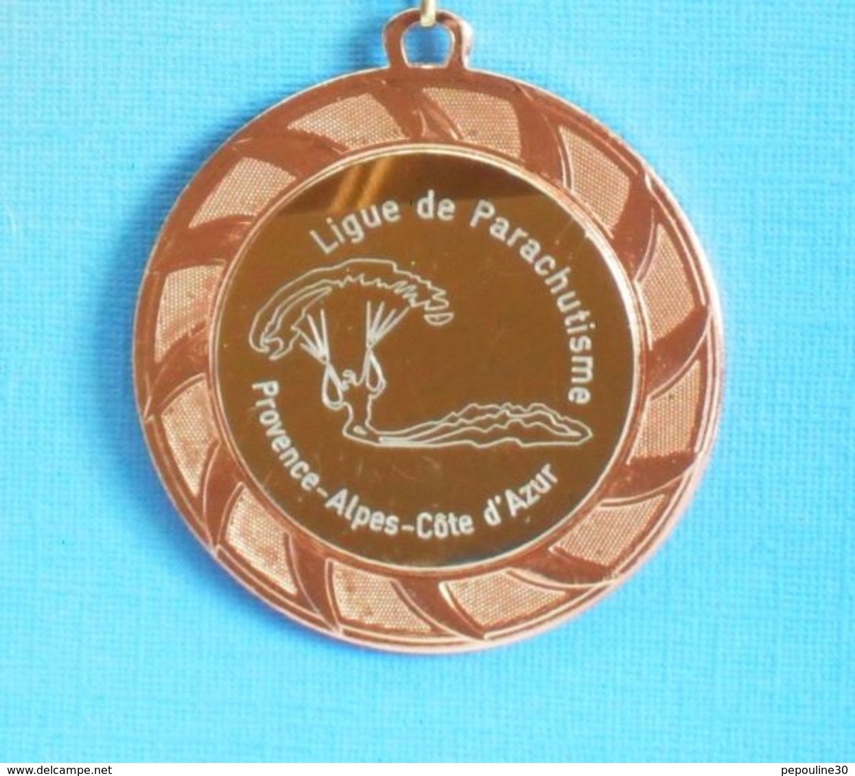 1 MEDAILLE //  ** LIGUE DE PARACHUTISME / PROVENCE-ALPES-CÔTE D'AZUR ** . (Cpe Ligue PACA 3ème PA Sportive 2020) - Parachutisme