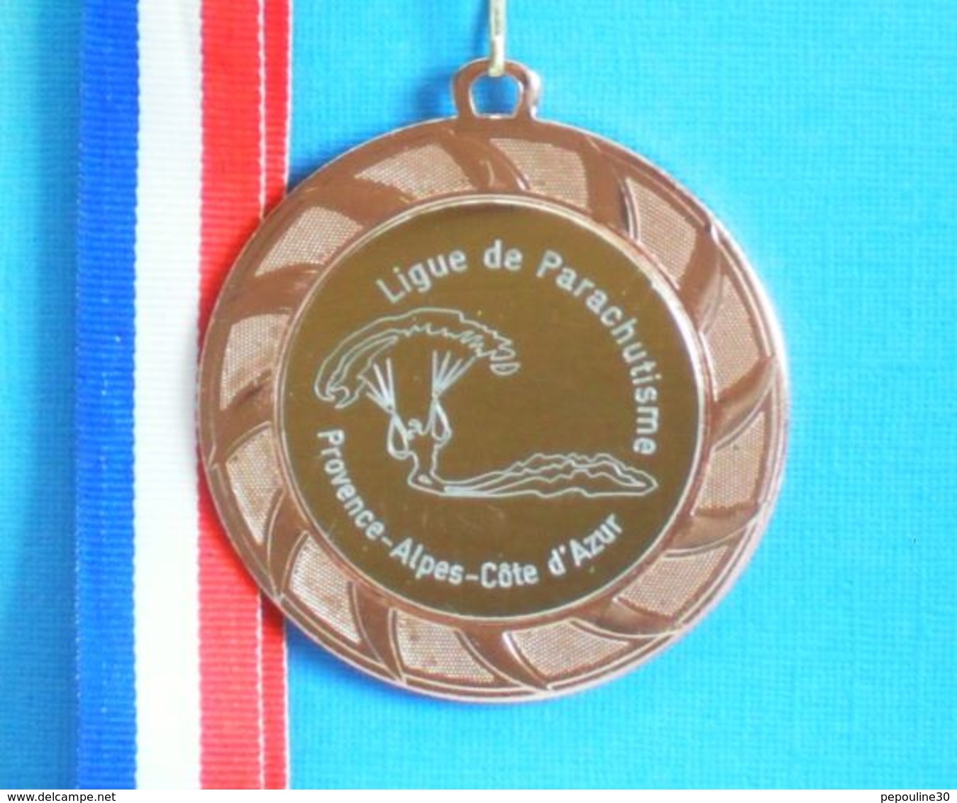 1 MEDAILLE //  ** LIGUE DE PARACHUTISME / PROVENCE-ALPES-CÔTE D'AZUR ** . (Cpe Ligue PACA 3ème PA Sportive 2020) - Parachutisme