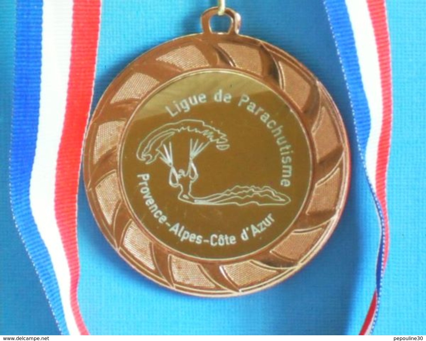 1 MEDAILLE //  ** LIGUE DE PARACHUTISME / PROVENCE-ALPES-CÔTE D'AZUR ** . (Cpe Ligue PACA 3ème PA Sportive 2020) - Parachutting