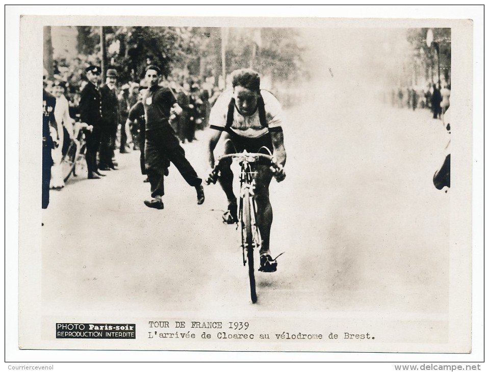 Photo De Presse Paris Soir - TOUR DE FRANCE 1939 - L'arrivée De CLOAREC Au Vélodrome De Brest. - Ciclismo