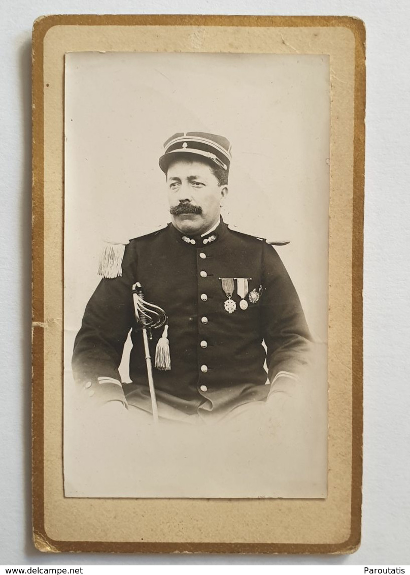 Photo CDV Lieutenant De Sapeurs Pompiers Avec Insigne Fédération De Pompiers Médaille D'Honneur Mérite Agricole Sabre - Pompiers