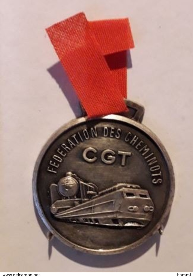 BO51 Pendentif Décoration Médaille No Pin's Ancien CGT SNCF Cheminots Camarade Achat Immédiat - Obj. 'Souvenir De'