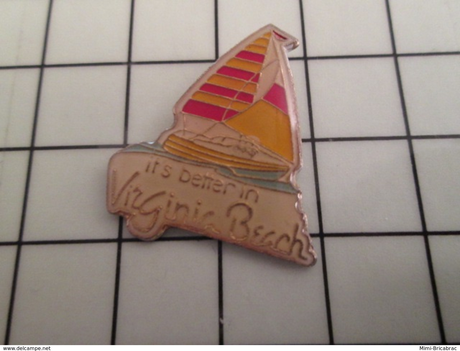 1018A Pin's Pins / Beau Et Rare / THEME : SPORTS / VOILE VOILIER IT'S BETTER IN VIRGINIA BEACH - Voile