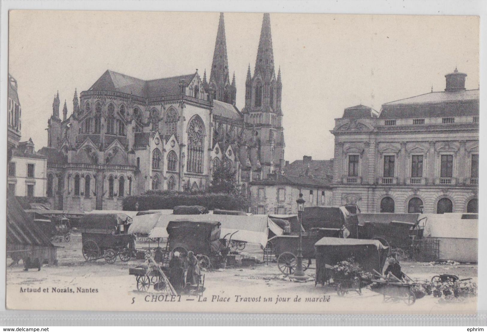 CHOLET - La Place Travost Un Jour De Marché - Cholet