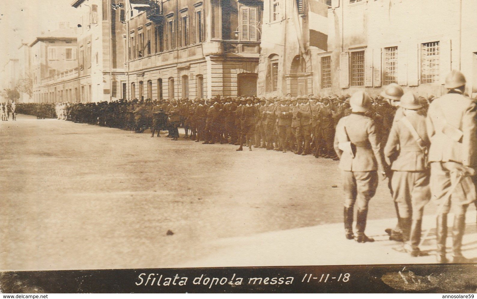 CARTOLINA MILITARE, SFILATA DOPO LA MESSA 11-11-1918 (MOVIMENTATA) F/P - B/N - NON VIAGGIATA - LEGGI - Guerra 1914-18