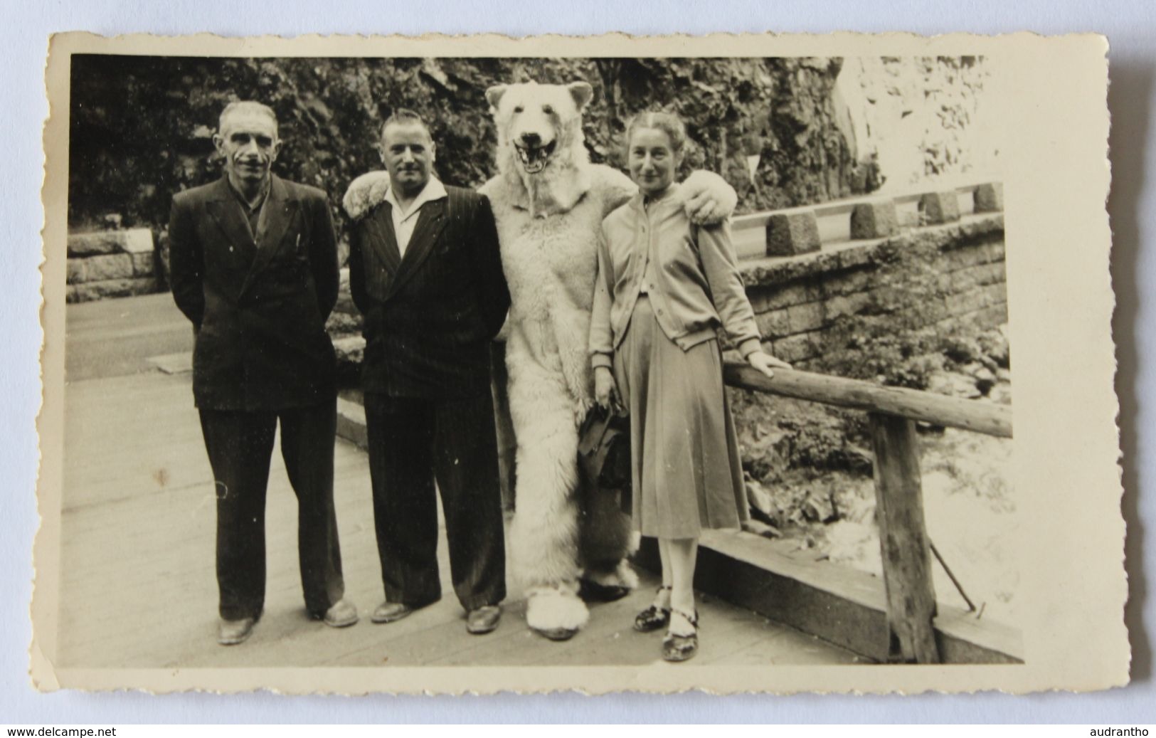 Carte Photo 3 Personnes Avec Une Personne Déguisée En Ours Blanc Alpes ? Pyrénées ? à Identifier - To Identify