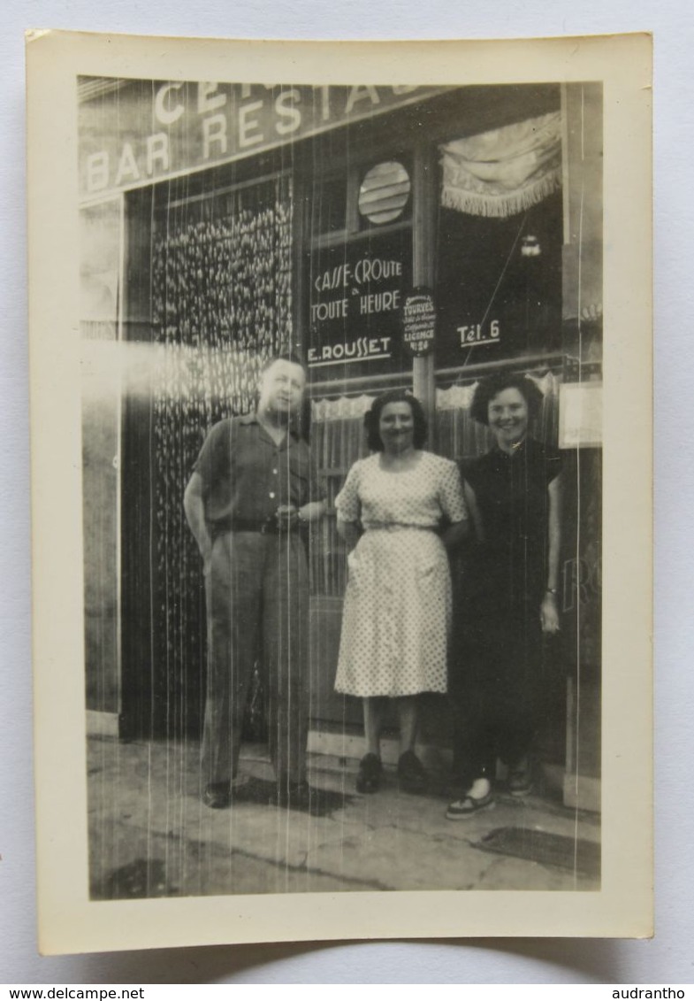 Photographie Juin 1952 Avec 3 Personnes Devant Bar Restaurant E. Rousset à Tourves - Places