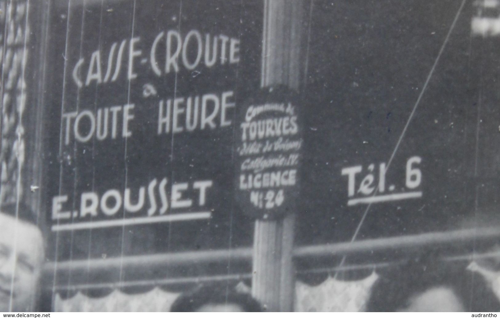 Photographie Juin 1952 Avec 3 Personnes Devant Bar Restaurant E. Rousset à Tourves - Places