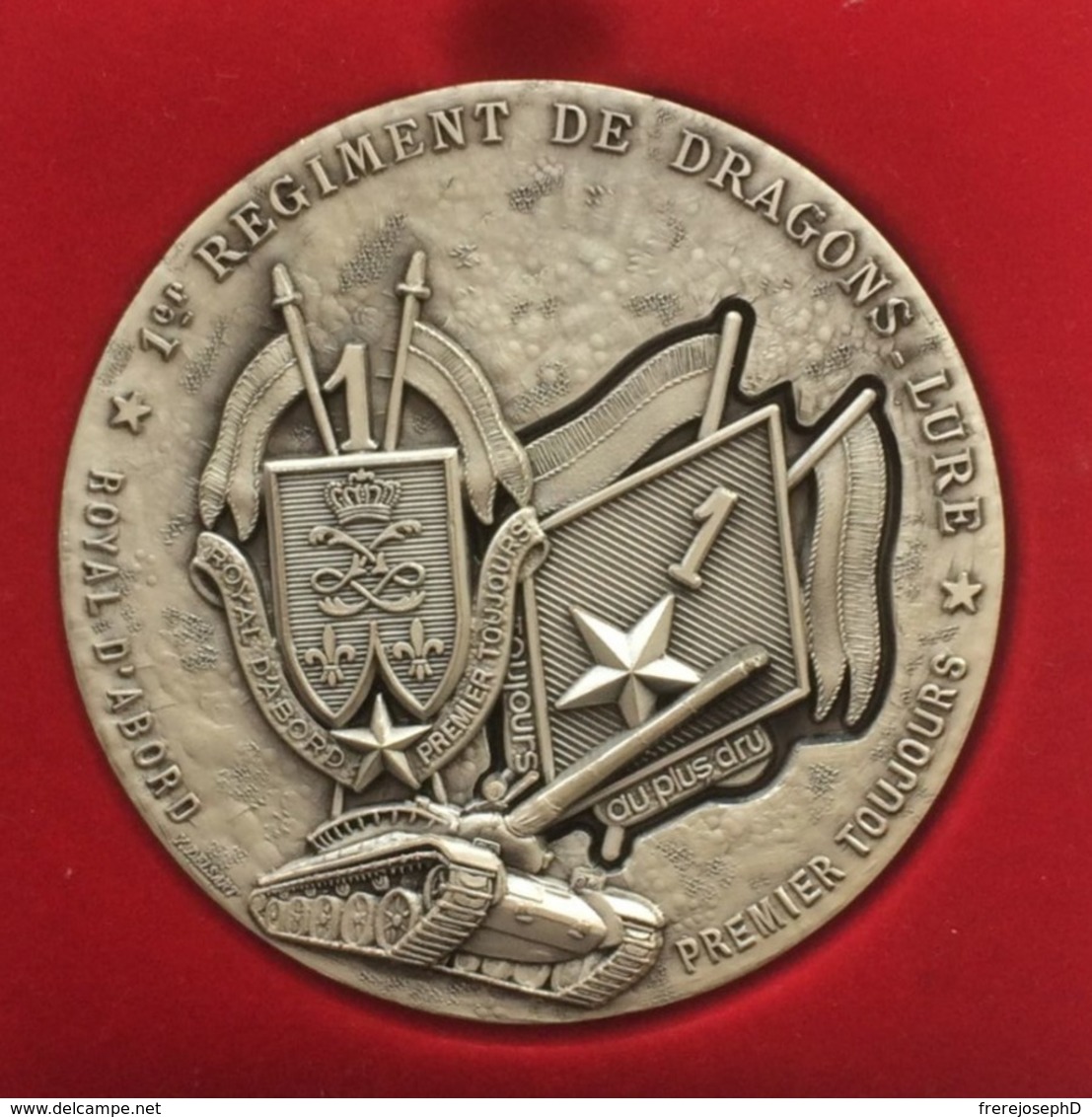 Médaille De Table Du 1 Er (premier) Régiment De Dragons. Royal D'abord, Premier Toujours. Toujours Au Plus Drus. - Autres & Non Classés