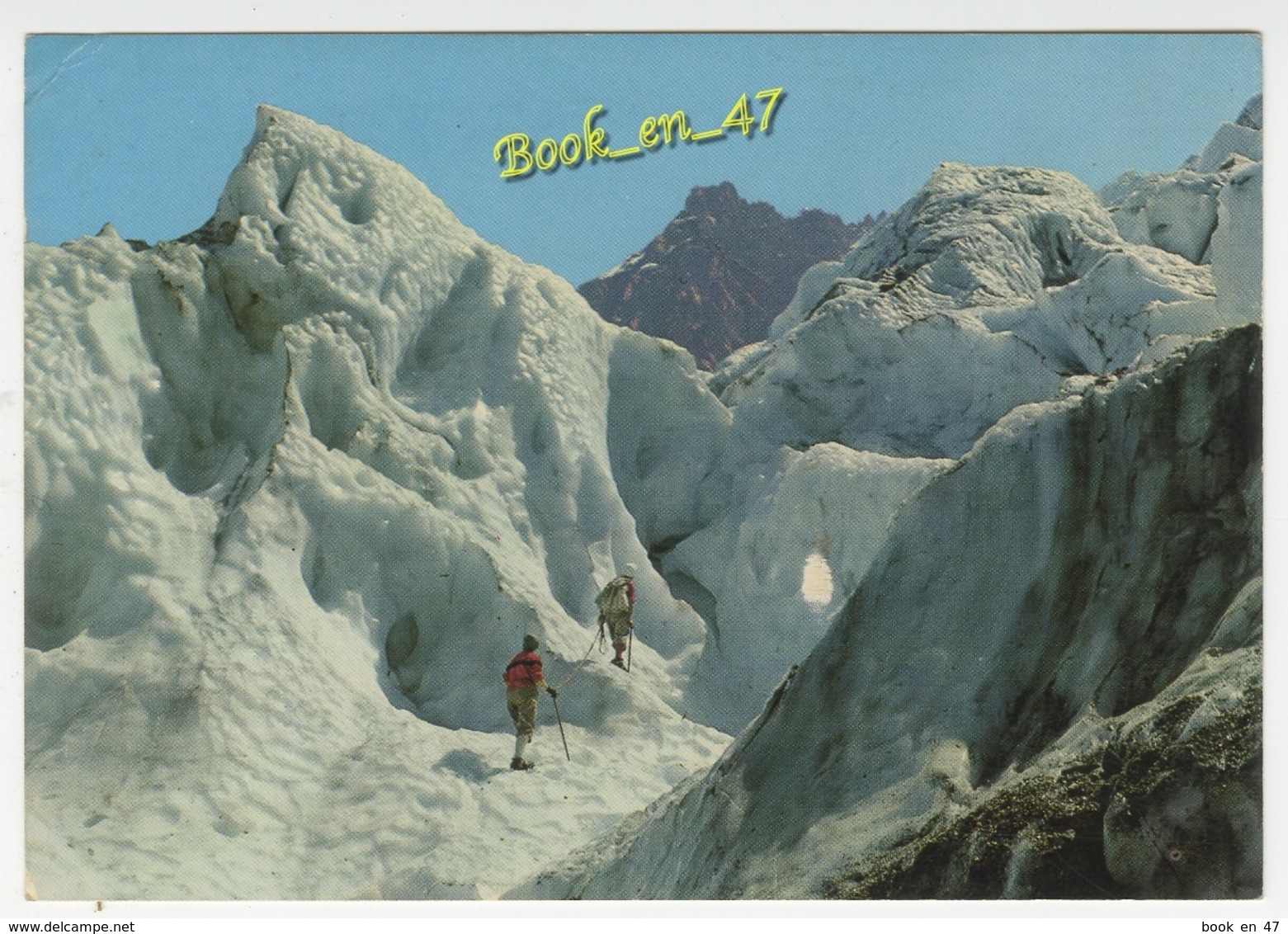 {60031} 74 Haute Savoie Au Pays Du Mont Blanc , Cordée Dans Le Glacier Des Bossons , En Face , L' Aiguille Du Midi - Climbing