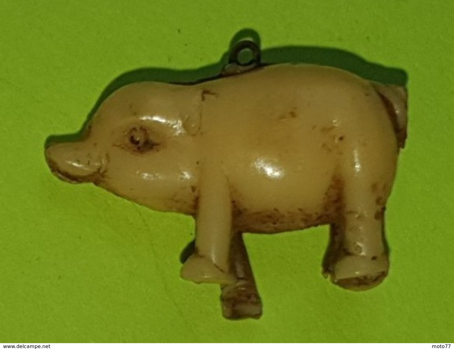 Lot 2 Figurines Jouet Pendentifs CHIEN Ou COCHON -environ 2 X 1 Cm- Matière Présumée : Plastique-Etat D'usage- Années 50 - Chiens