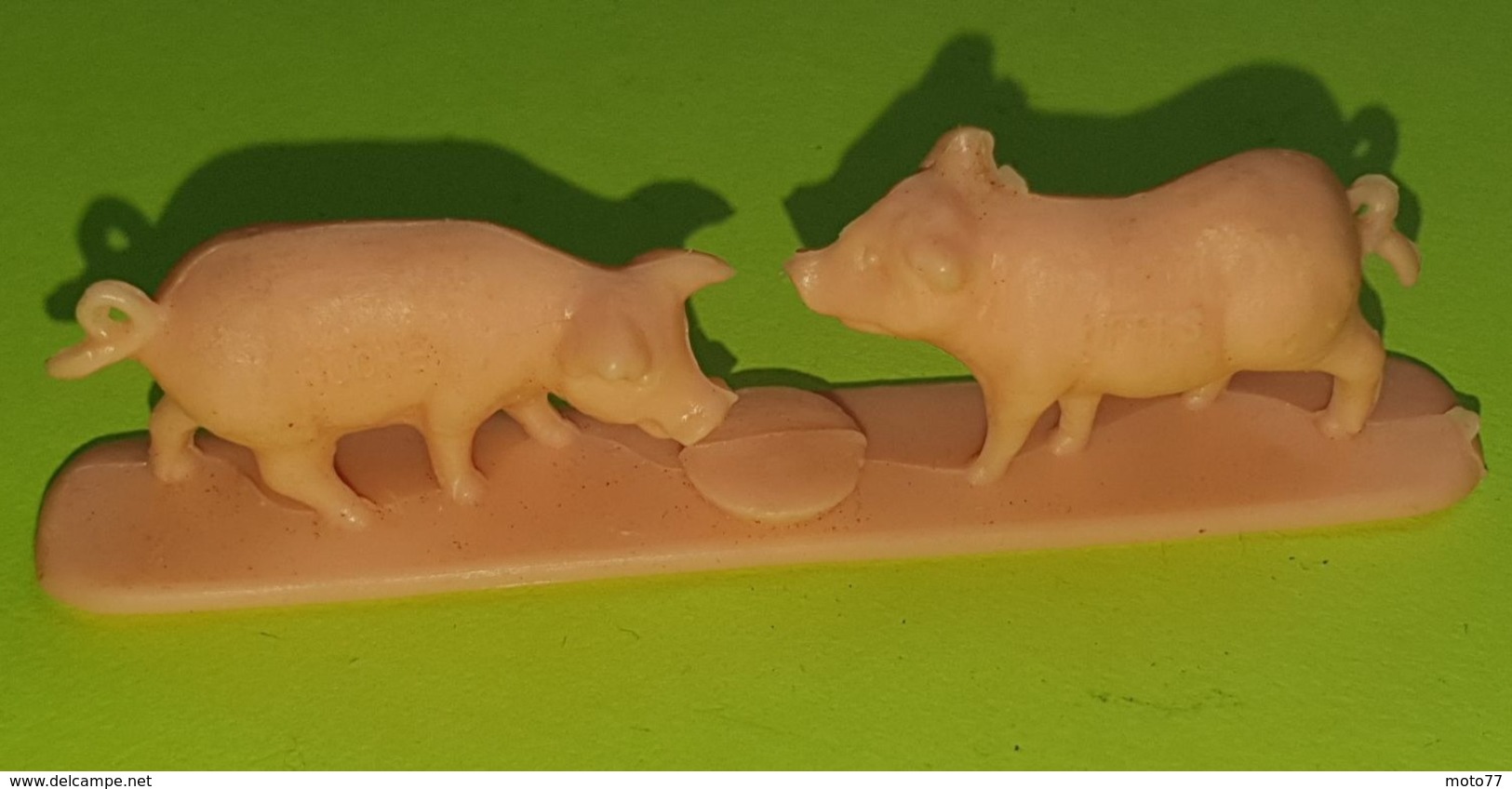 Figurine Jouet COCHONS - Publicité LA ROCHE AUX FÉES - Environ 7 X 2 Cm - Matière Plastique - Etat D'usage - Années 1970 - Pigs