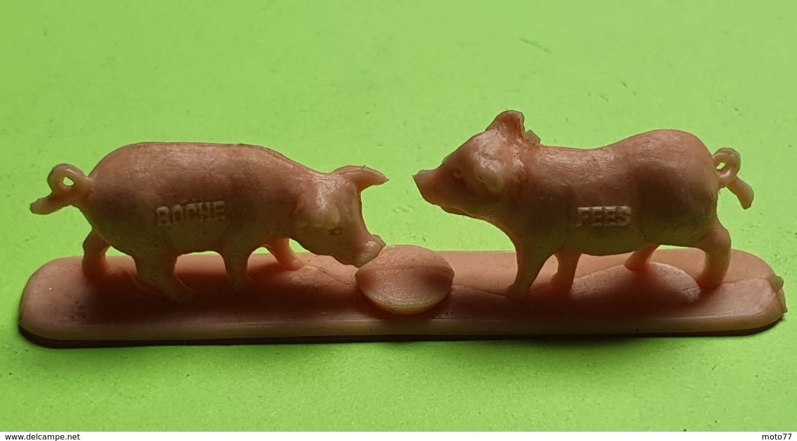 Figurine Jouet COCHONS - Publicité LA ROCHE AUX FÉES - Environ 7 X 2 Cm - Matière Plastique - Etat D'usage - Années 1970 - Cerdos