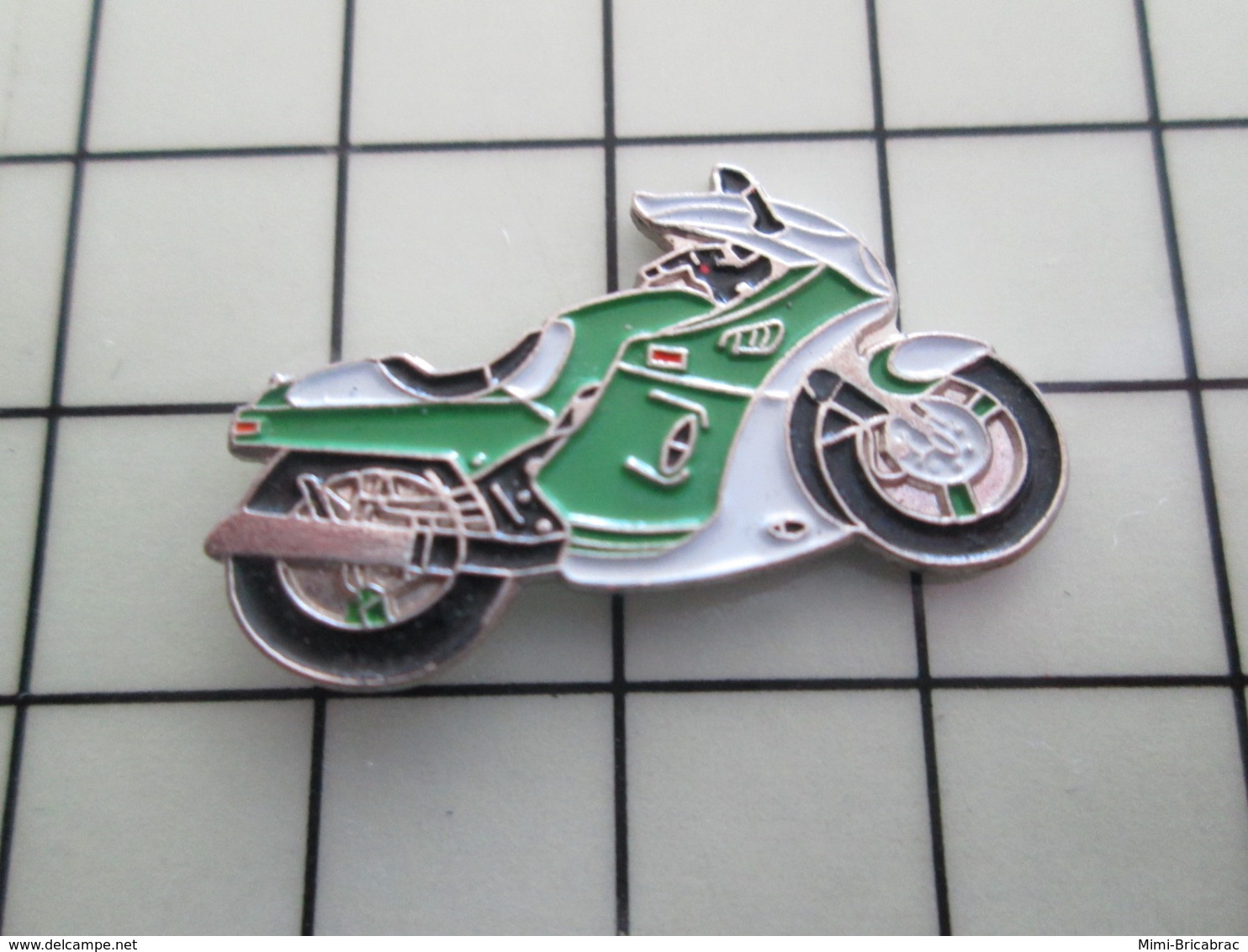 1620 Pin's Pins / Beau Et Rare / THEME : MOTOS / MOTO SPORTIVE VERTE ET BLANCHE A IDENTIFIER - Motorräder