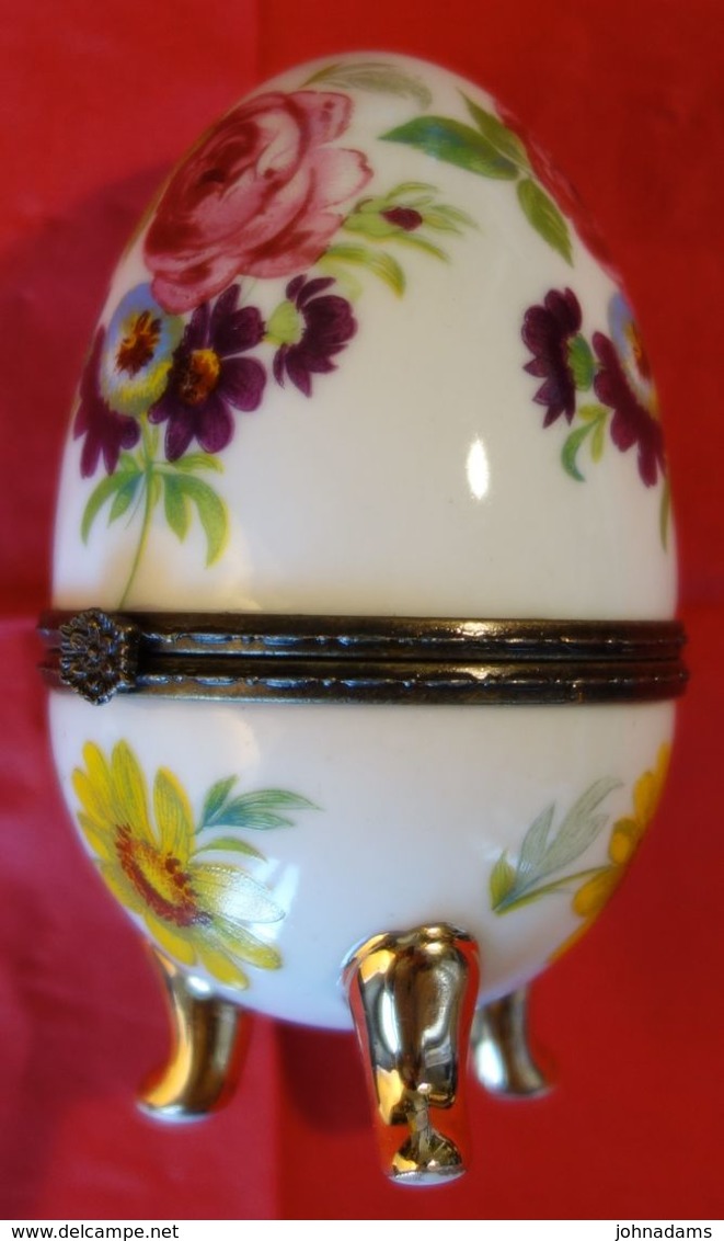 SUPERBE ANCIEN OEUF EN PORCELAINE DECOREE - GENRE FABERGE - Uova