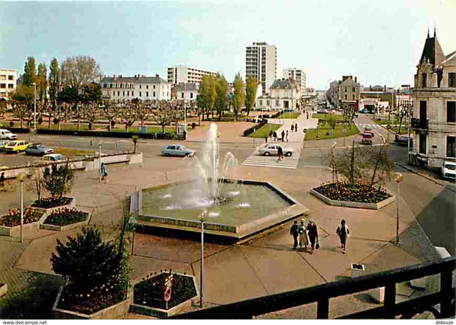 85 - Les Sables D'Olonne - Place Du Poilu De France - CPM - Voir Scans Recto-Verso - Sables D'Olonne