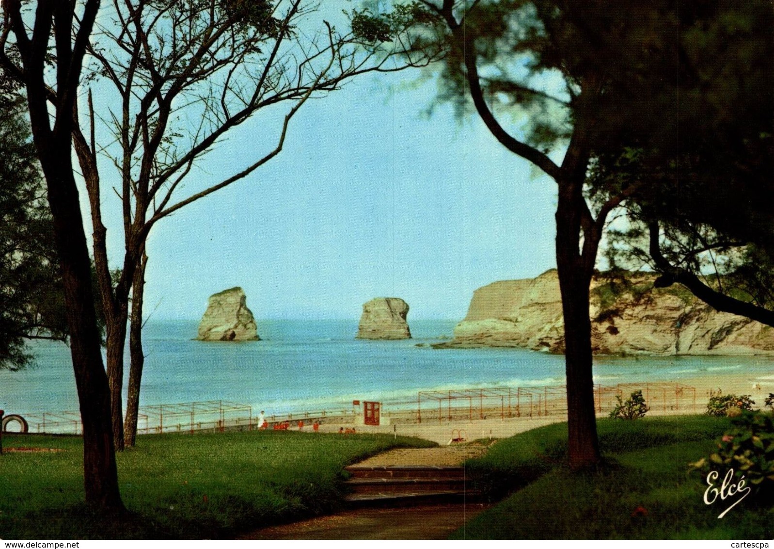 Hendaye Les Deux Jumeaux Aavec La Belle Plage     CPM Ou CPSM - Hendaye