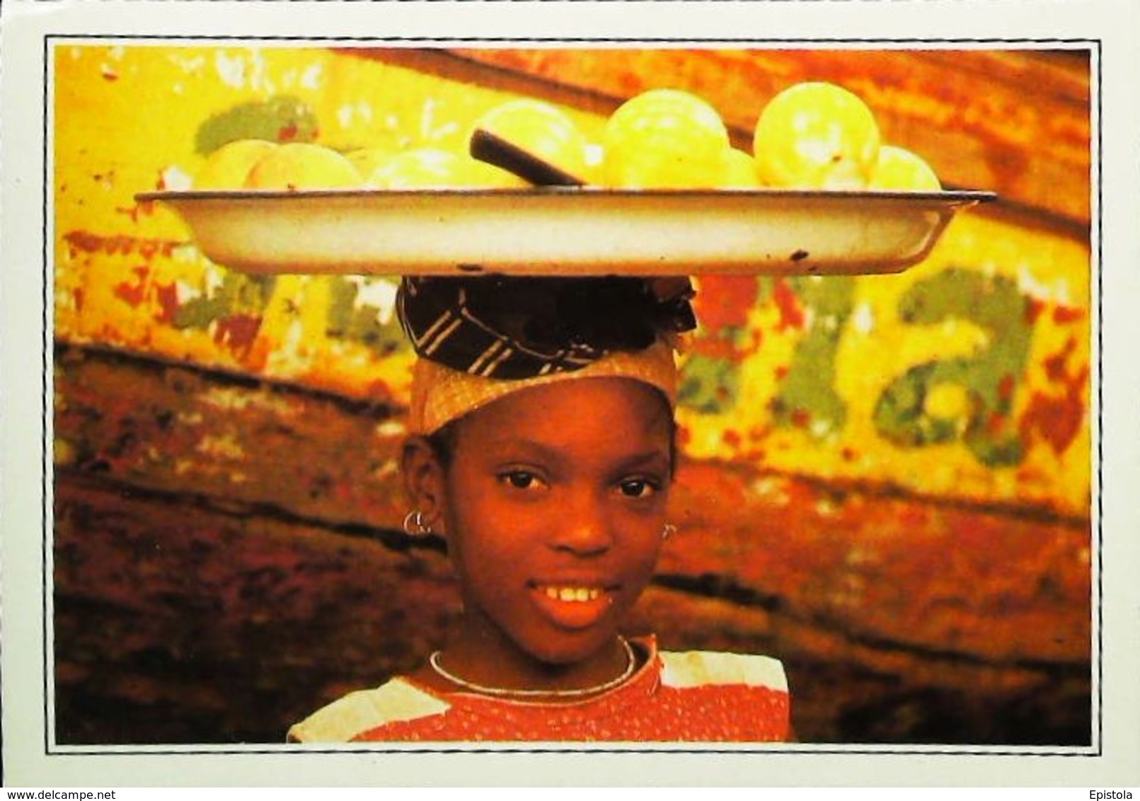 SIERRA LEONE - Village GODERICH - Jeune Fille ( Young Girl Bearing Fruits )   - Années 1980s - Sierra Leone