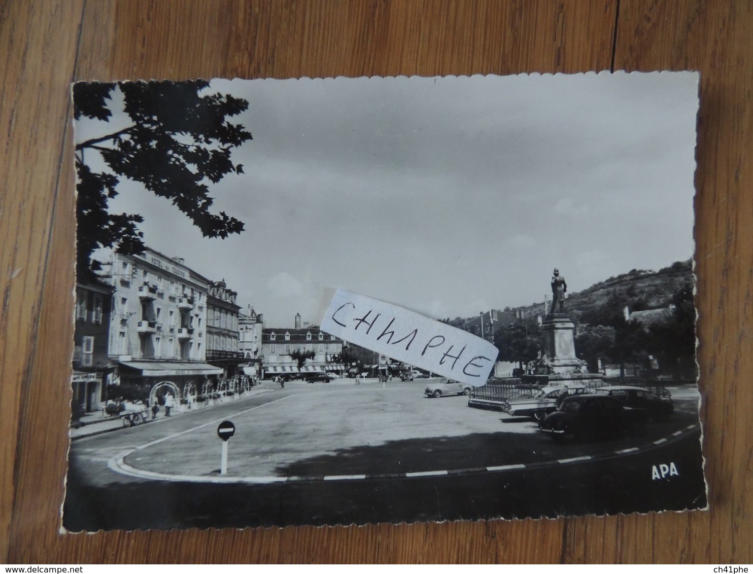 SAINT CERE - PLACE DE LA REPUBLIQUE ET STATUE CANROBERT - VOITURES ANNEES 1950 1960 DS... - Saint-Céré