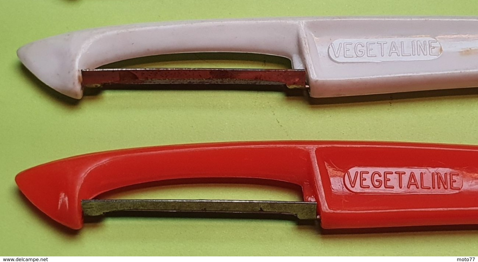 Lot 4 Anciens EPLUCHE-LEGUMES Ou ECONOME - Publicité VÉGÉTALINE - Lame Métal , Manche Plastique - Années 1960 - Knives