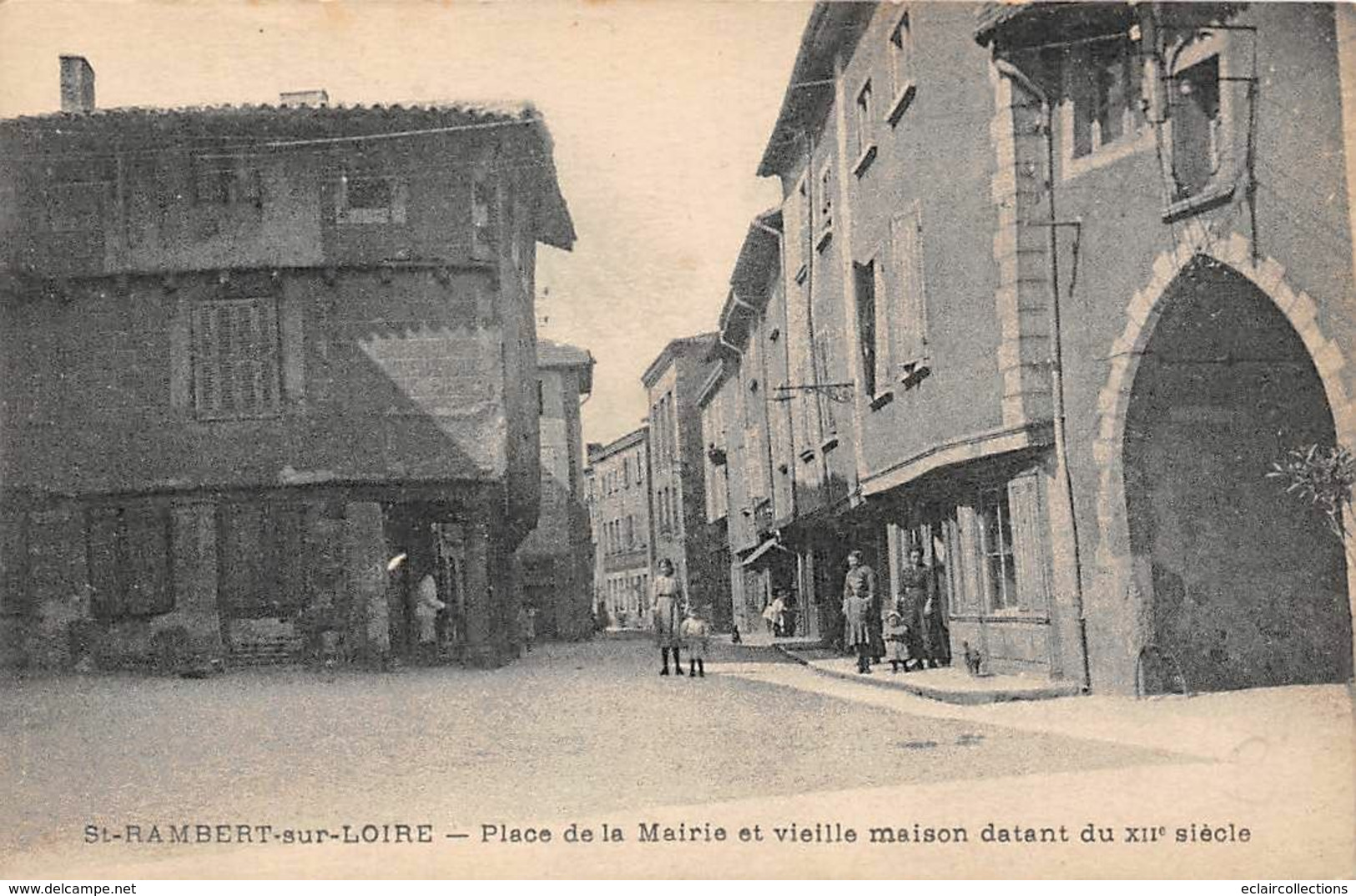 Saint Rambert Sur Loire         42        Place De La Mairie Et  Vieilles Maisons     (voir Scan) - Andere & Zonder Classificatie