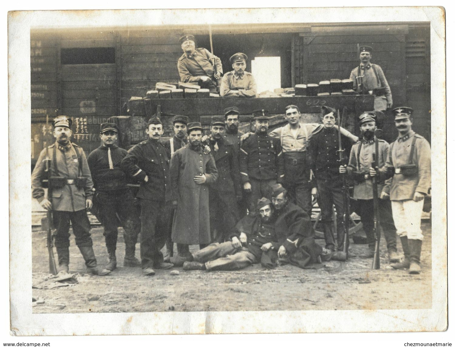 MILITAIRES SOLDATS ALLEMANDS DEVANT UN TRAIN MARQUE DE L AIGLE IMPERIAL ENTOURANT DES BELGES - PHOTO 24*18 CM - Guerra, Militares