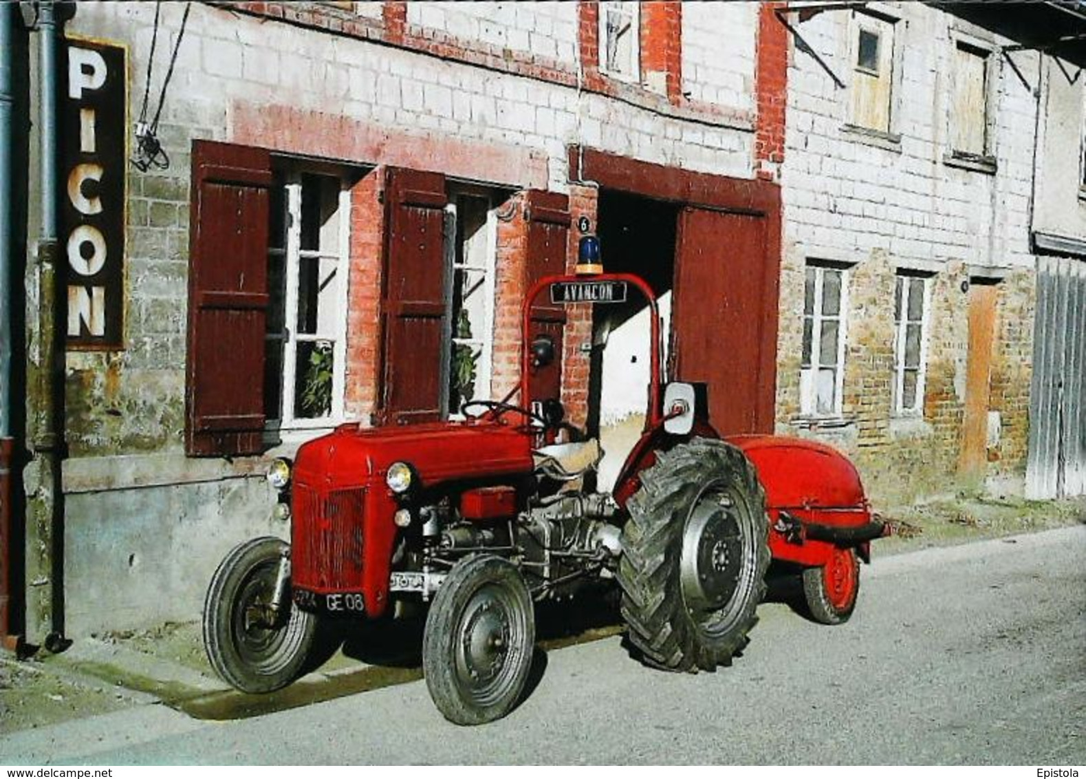 TRACTEUR Américain FORD Avec Moto-pompe   (08 - Avancon)  - Traktor Tractor Traction Engine - Tracteurs