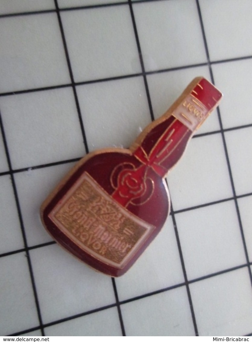 1820 Pin's Pins / Beau Et Rare / THEME : BOISSONS / BOUTEILLE DE GRAND MARNIER ALCOOL Par DECAT - Beverages