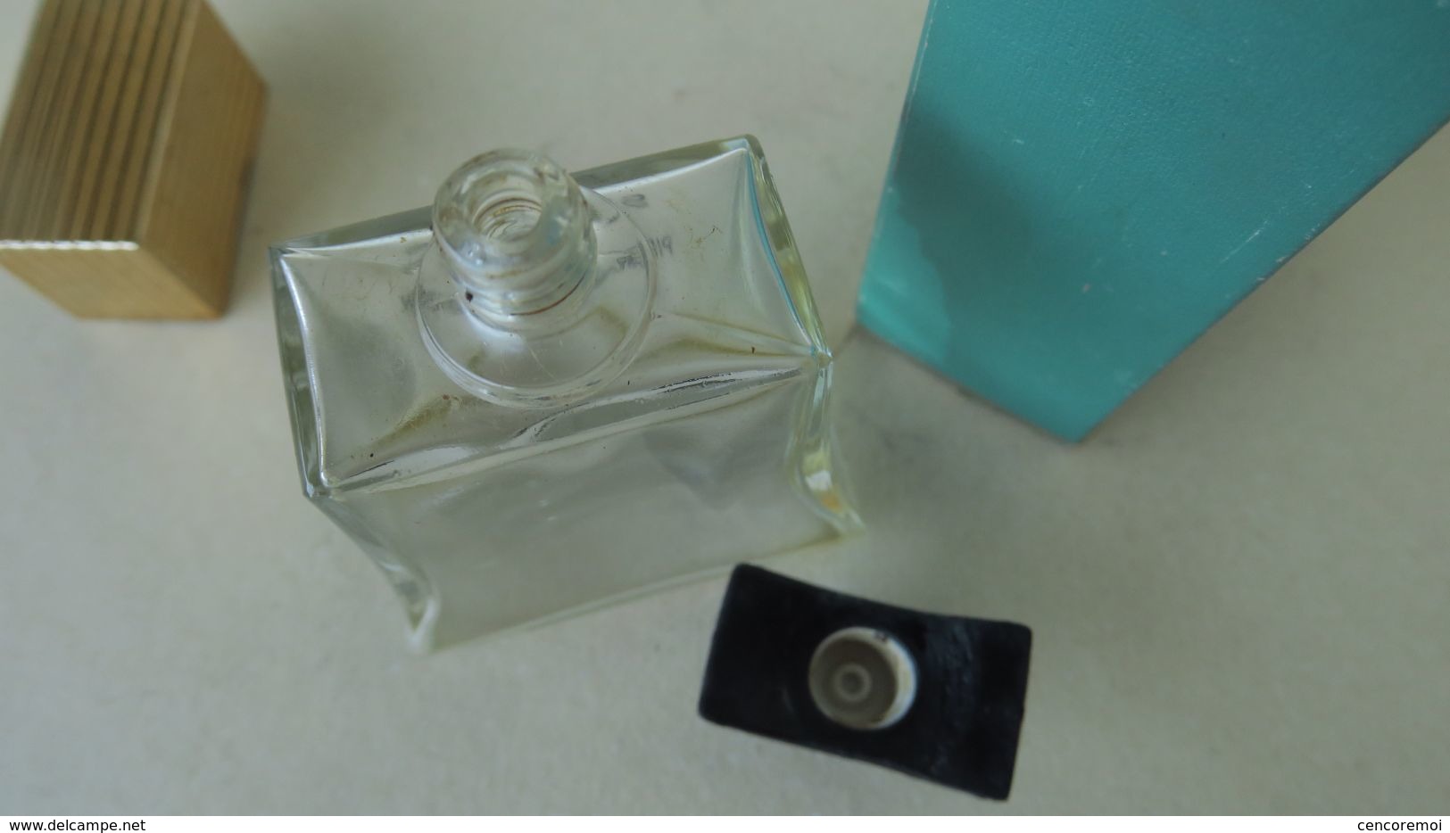 ancien flacon à parfum de collection, eau de toilette Suite 16 de Pierre Cardin