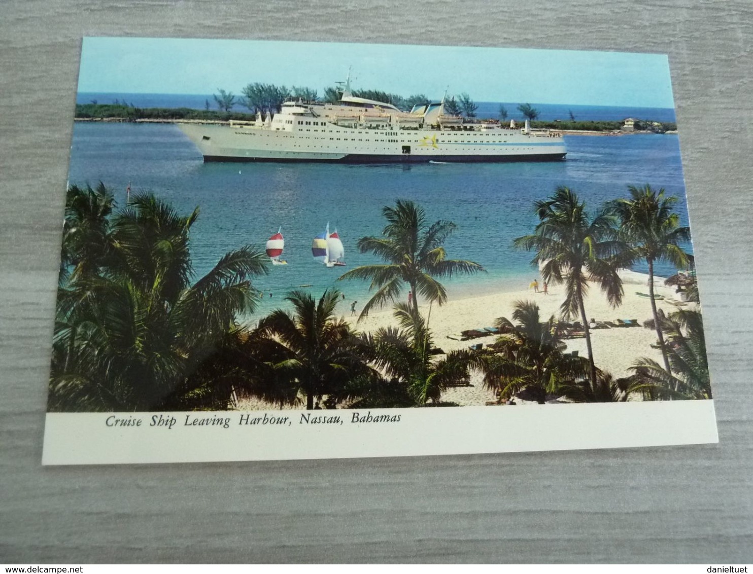 Nassau - Cruise Ship Leaving Harbour - X111571 - Editions Calypso - Année 1980 - - Bahamas