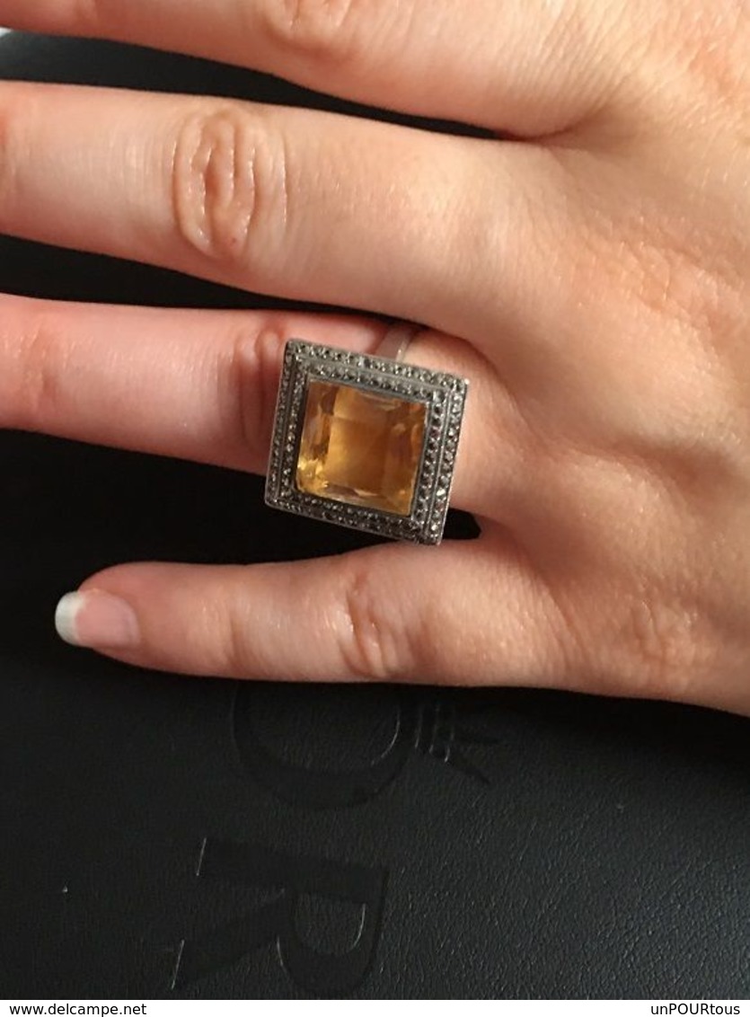 jolie bague en argent massif sertie d'une pierre jaune taille :48