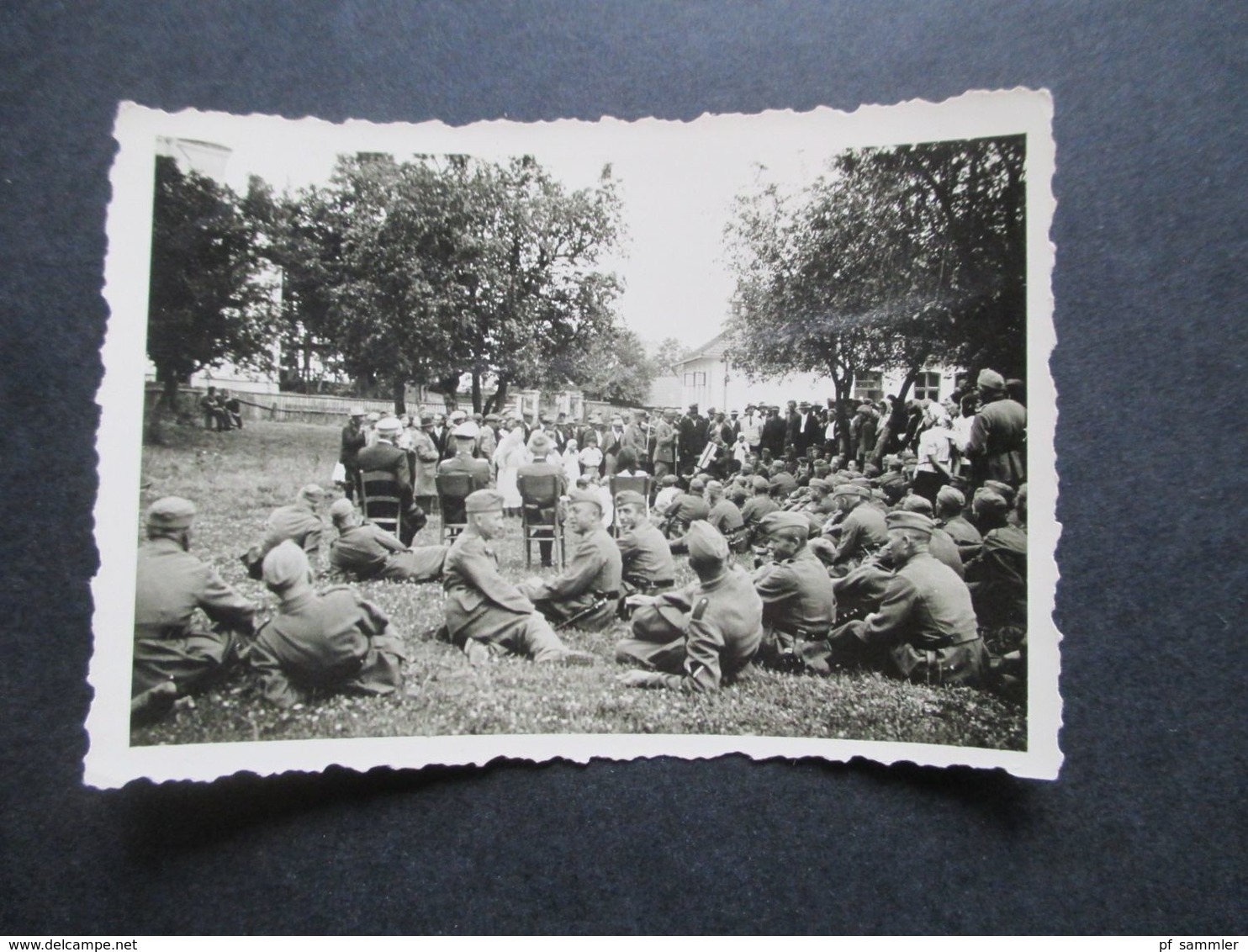 2.Weltkrieg Kleines Foto Um 1940 Soldaten In Uniform Auf Einer Wiese Bei Einer Großen Veranstaltung / Feier - War, Military