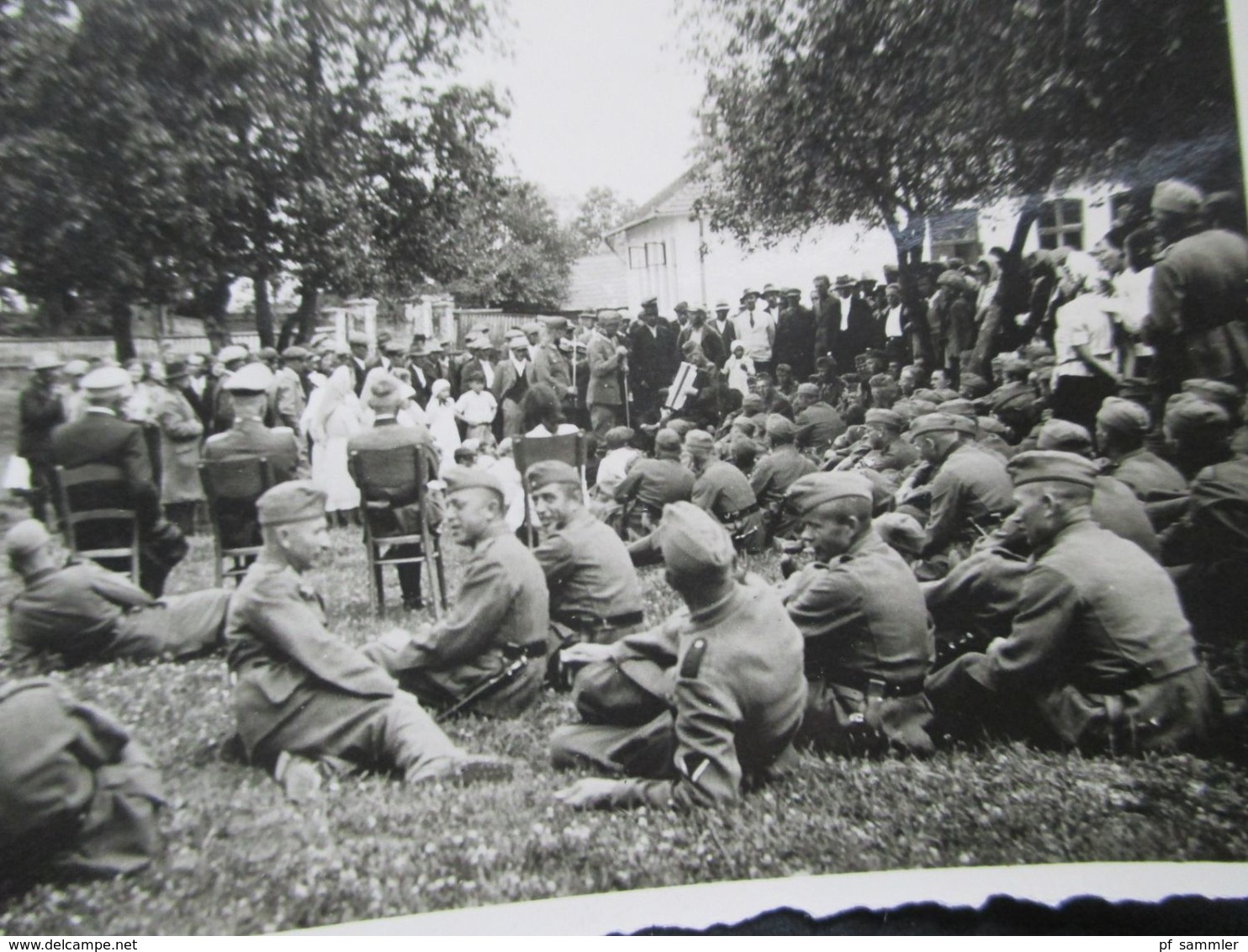 2.Weltkrieg Kleines Foto Um 1940 Soldaten In Uniform Auf Einer Wiese Bei Einer Großen Veranstaltung / Feier - War, Military